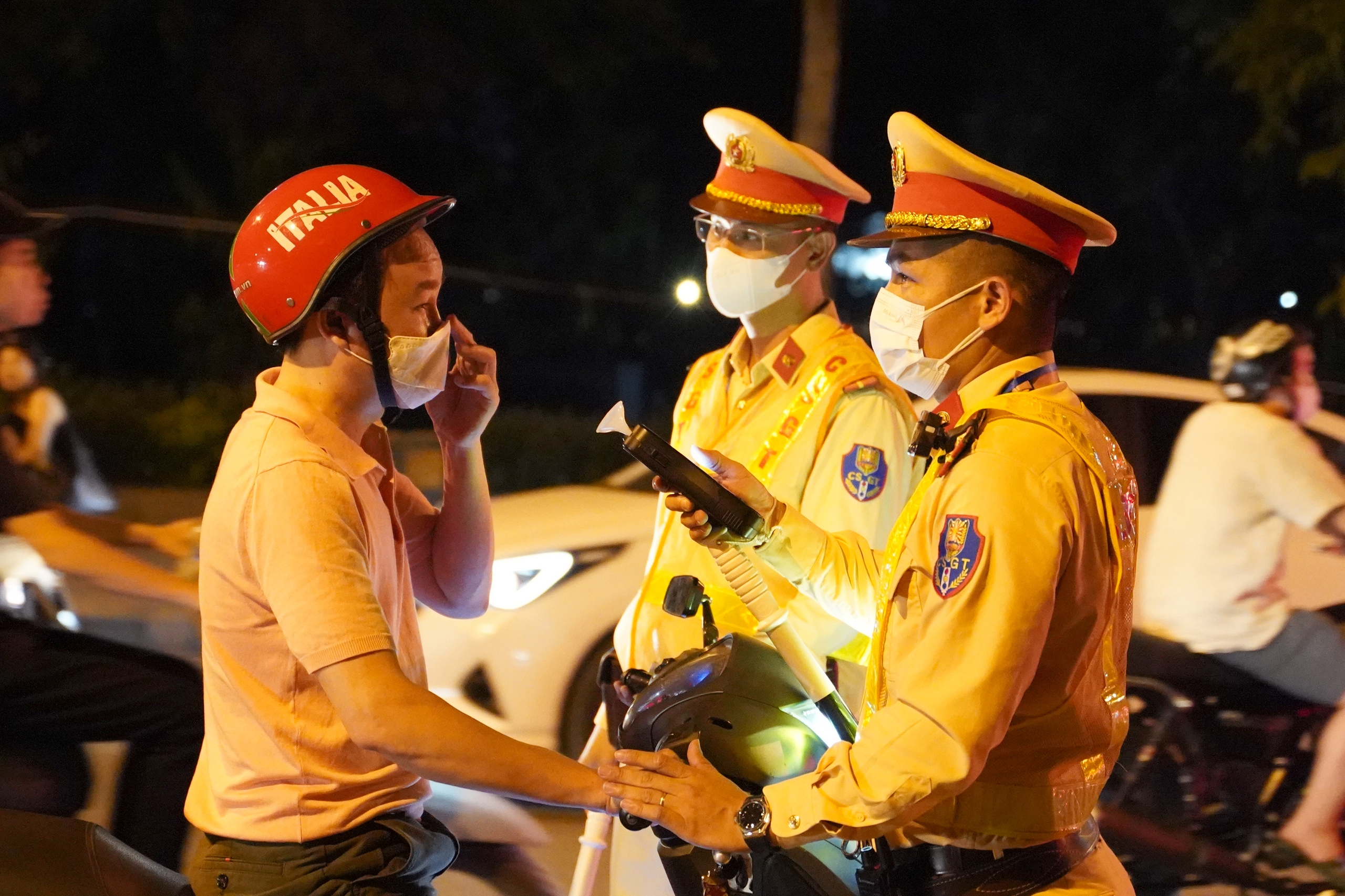 Vi phạm nồng độ cồn, t&agrave;i xế bỏ đi v&igrave; "mức phạt bằng gi&aacute; b&aacute;n xe"- Ảnh 4.