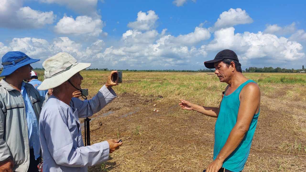 Nhiều người đổ xô đi xem hố lớn bốc cháy giữa đồng ở Sóc Trăng - Ảnh 3. Nhiều người đổ xô đi xem hố lớn bốc cháy giữa đồng ở Sóc Trăng - Ảnh 3.
