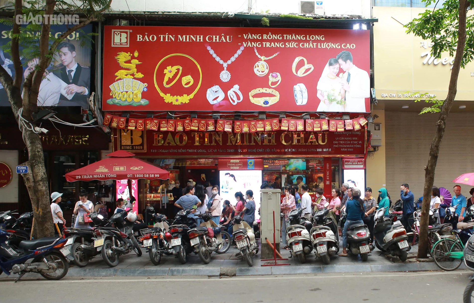 K&eacute;o nhau đi mua v&agrave;ng khi gi&aacute; cao, nhẫn tr&ograve;n trơn hết h&agrave;ng- Ảnh 1.