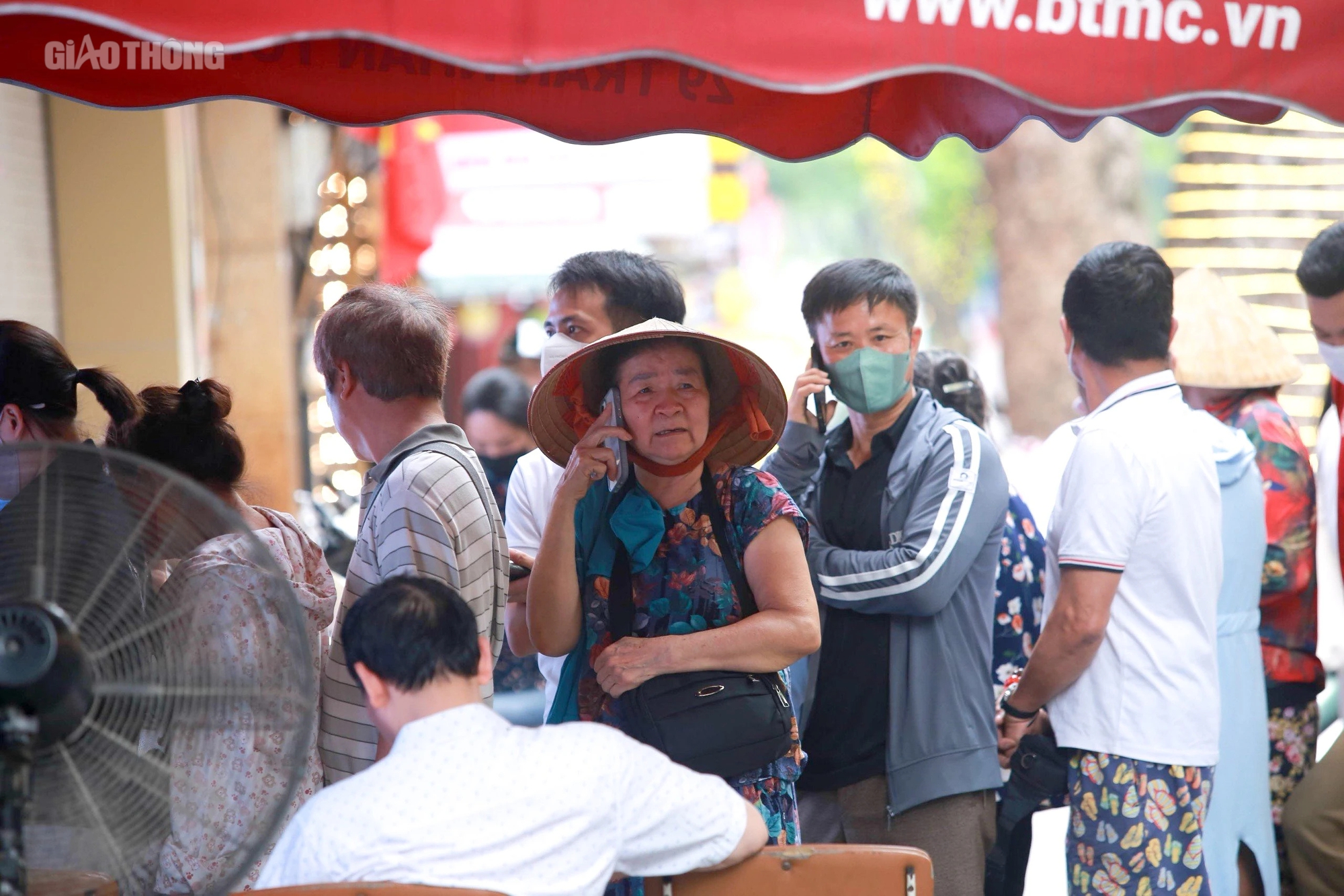 K&eacute;o nhau đi mua v&agrave;ng khi gi&aacute; cao, nhẫn tr&ograve;n trơn hết h&agrave;ng- Ảnh 4.