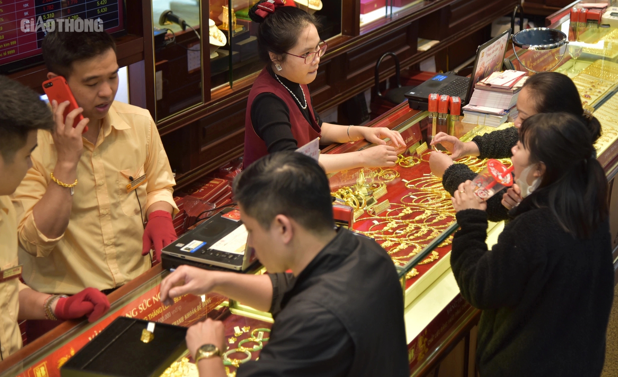 K&eacute;o nhau đi mua v&agrave;ng khi gi&aacute; cao, nhẫn tr&ograve;n trơn hết h&agrave;ng- Ảnh 6.