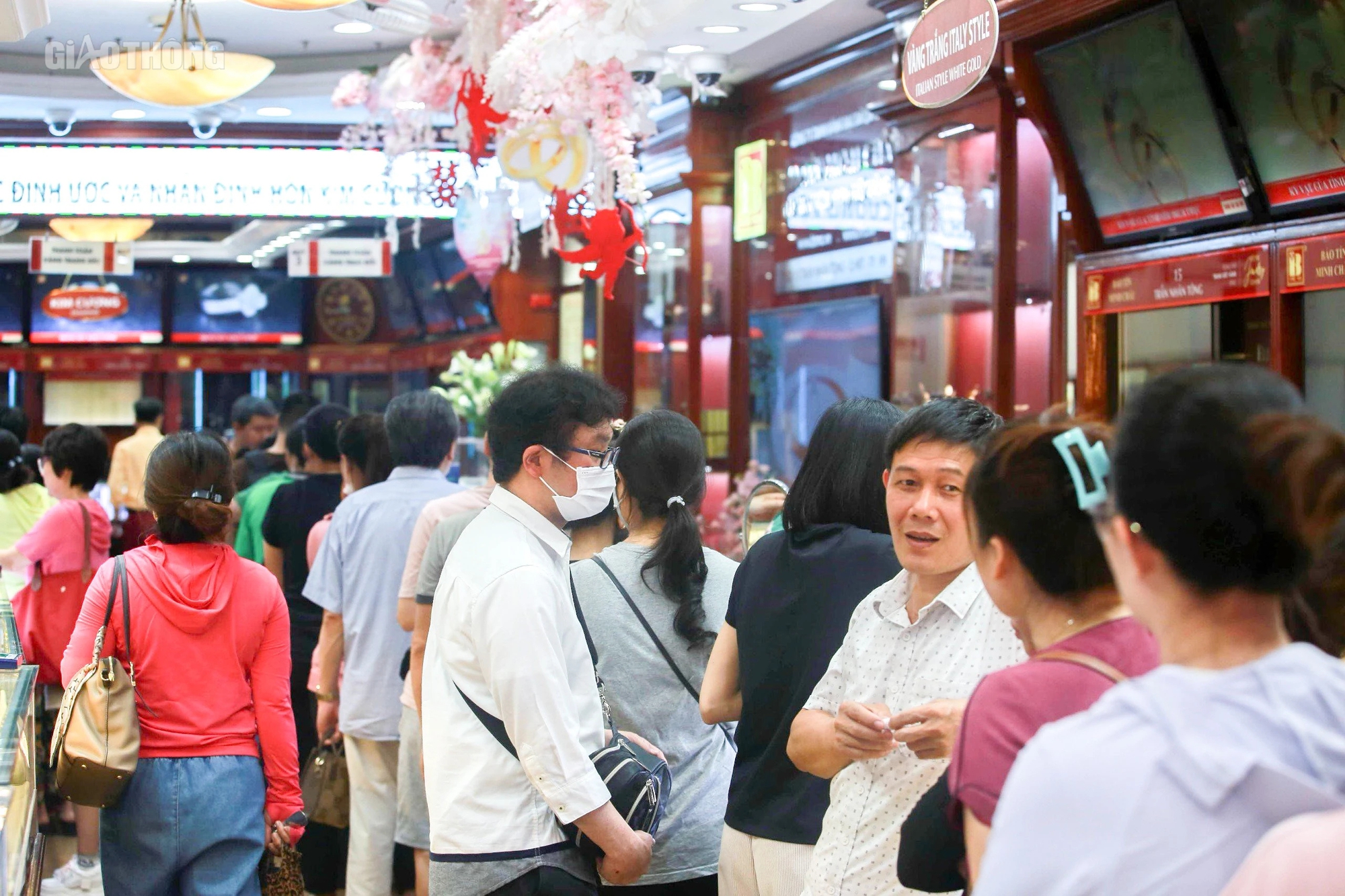 K&eacute;o nhau đi mua v&agrave;ng khi gi&aacute; cao, nhẫn tr&ograve;n trơn hết h&agrave;ng- Ảnh 7.