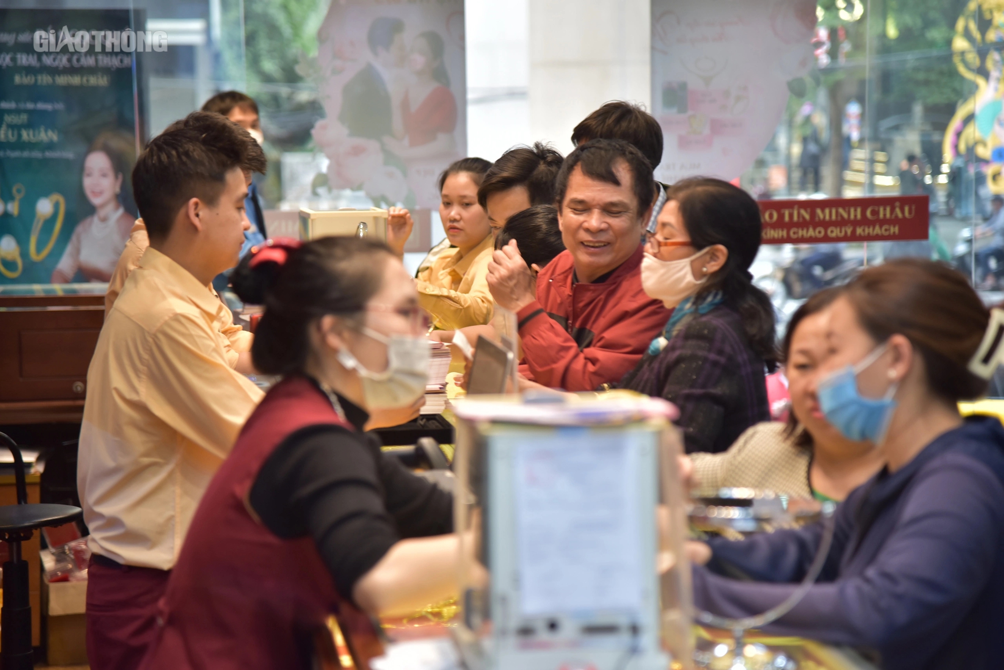 K&eacute;o nhau đi mua v&agrave;ng khi gi&aacute; cao, nhẫn tr&ograve;n trơn hết h&agrave;ng- Ảnh 8.