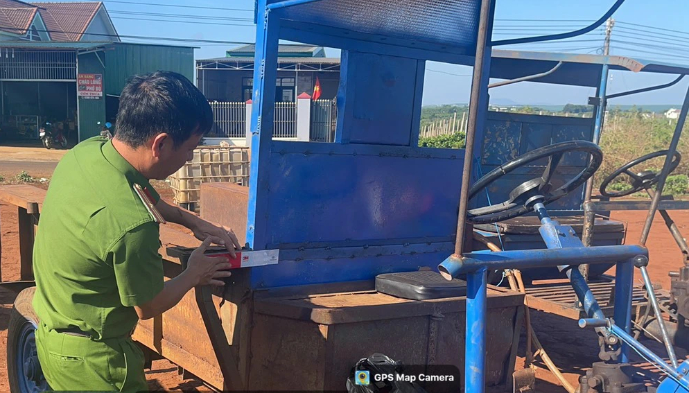 D&aacute;n phản quang tr&ecirc;n xe c&ocirc;ng n&ocirc;ng để ngăn tai nạn giao th&ocirc;ng- Ảnh 1.