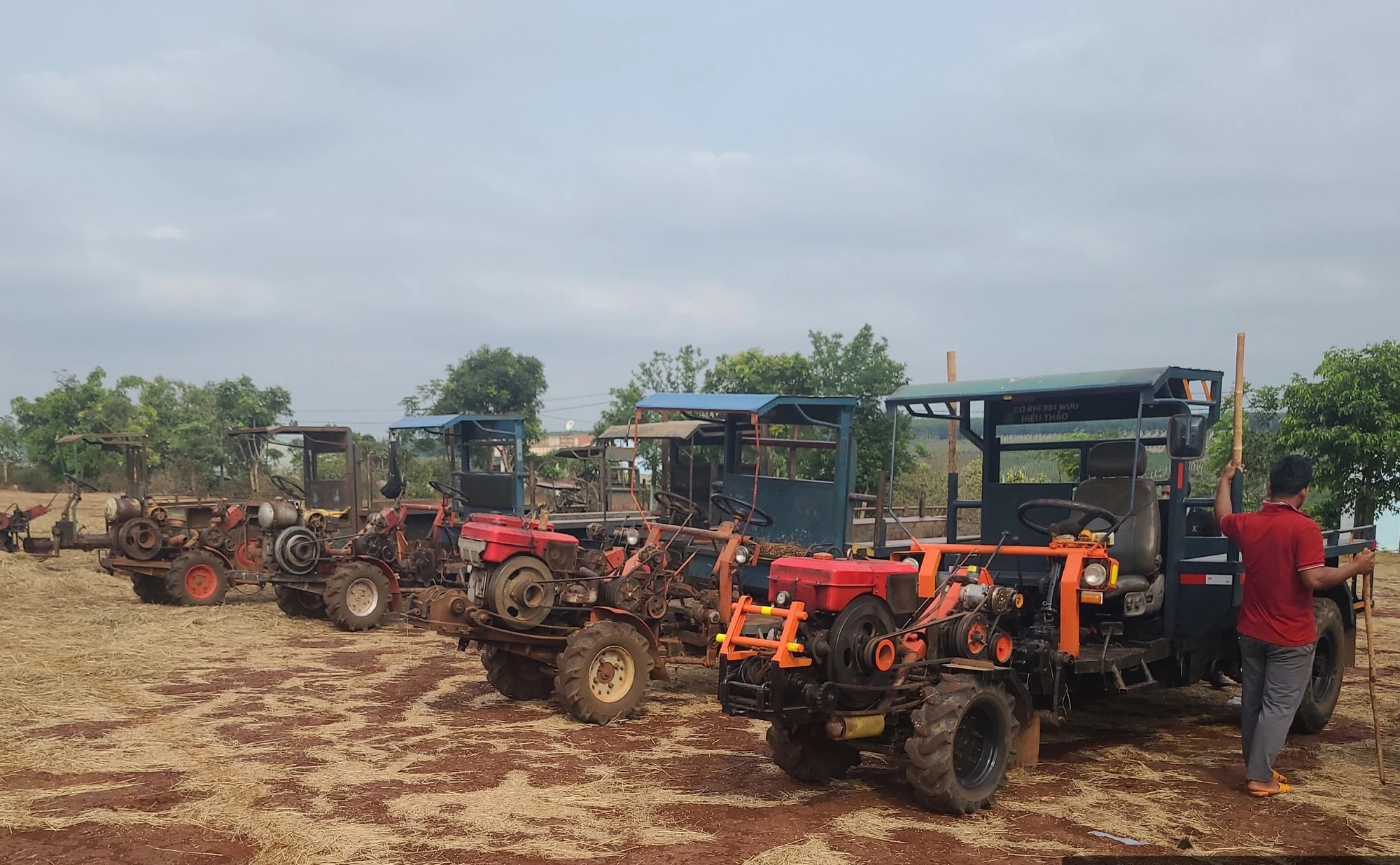D&aacute;n phản quang tr&ecirc;n xe c&ocirc;ng n&ocirc;ng để ngăn tai nạn giao th&ocirc;ng- Ảnh 2.