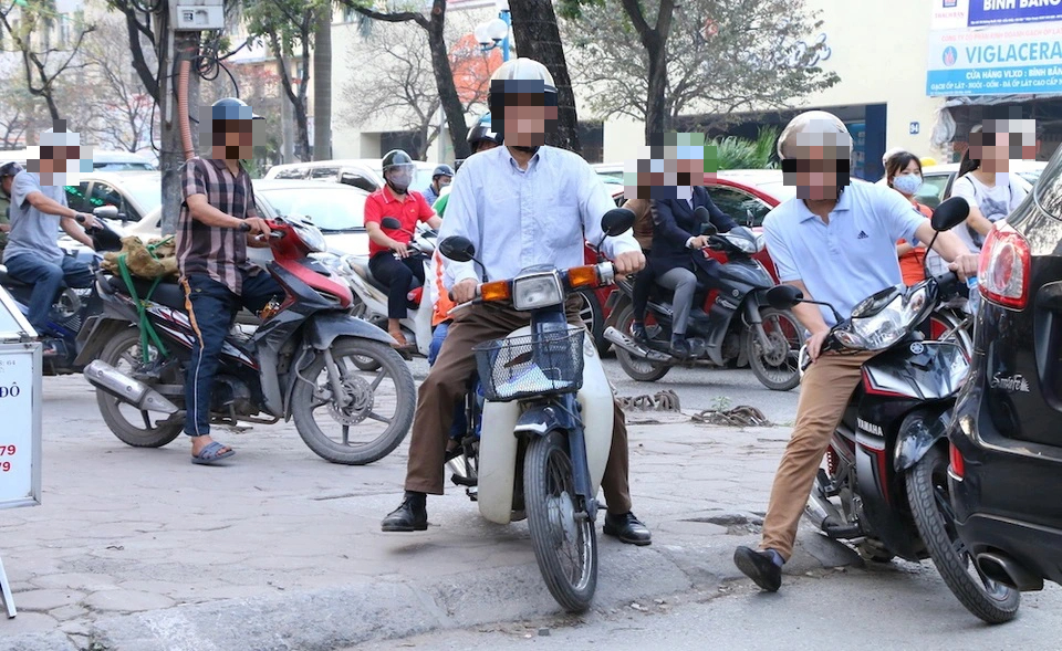 Đi xe m&aacute;y tr&ecirc;n vỉa h&egrave; bị phạt thế n&agrave;o?- Ảnh 1.