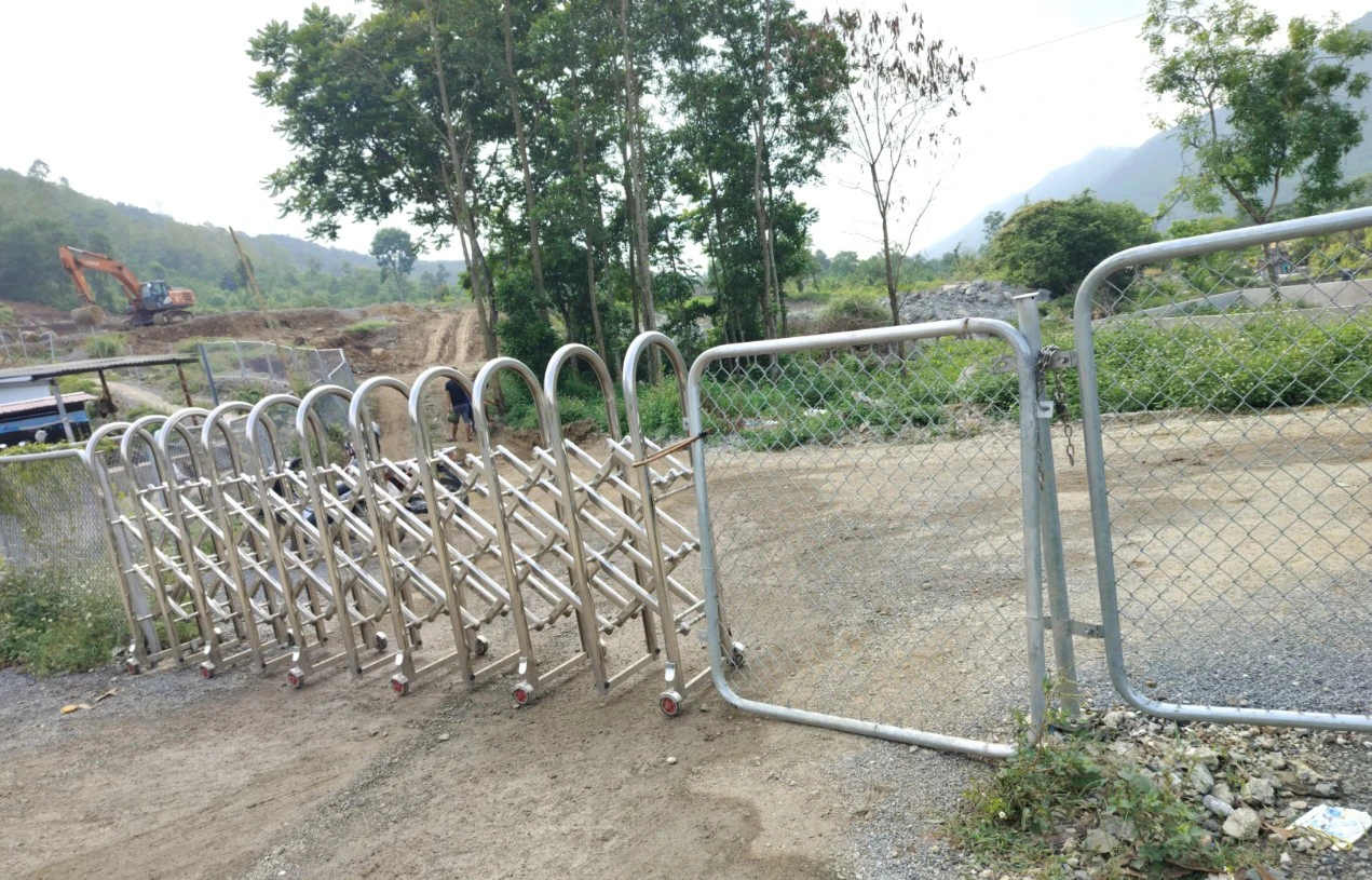 Nhiều xe chở đất phá hàng rào để vào cao tốc Mai Sơn - Quốc lộ 45- Ảnh 8. Nhiều xe chở đất phá hàng rào để vào cao tốc Mai Sơn - Quốc lộ 45- Ảnh 8.