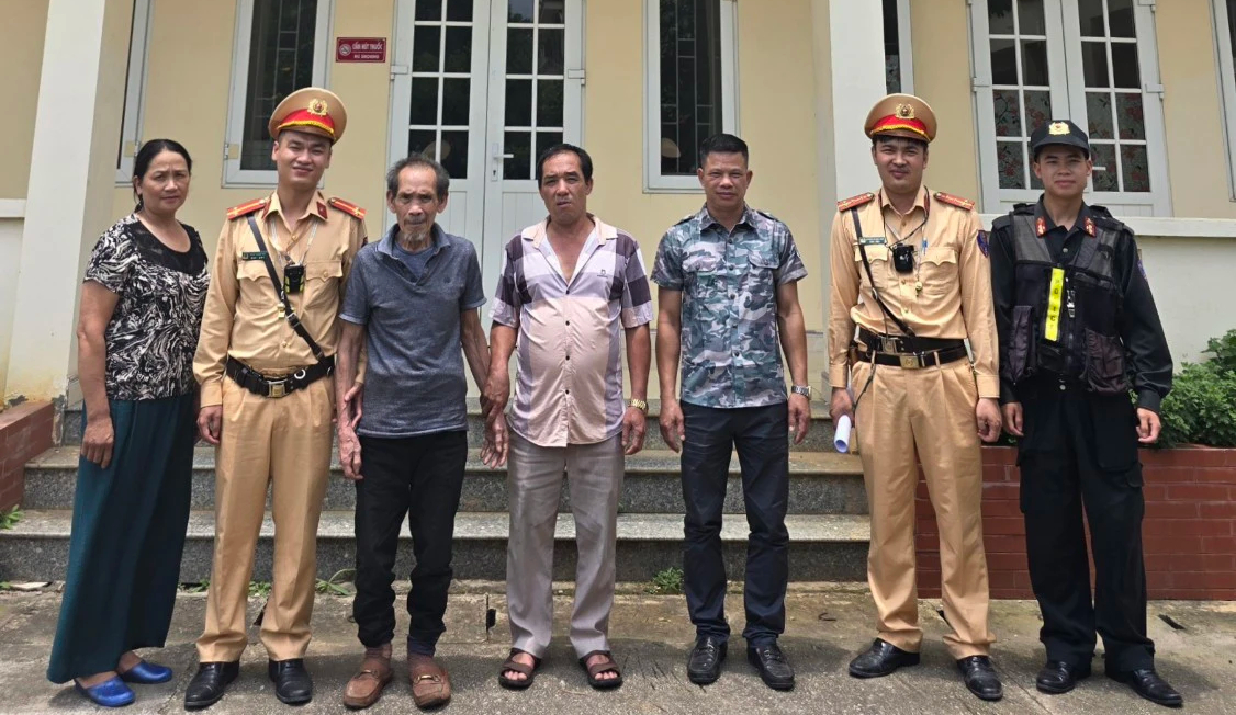 CSGT Lạng Sơn xuy&ecirc;n đ&ecirc;m t&igrave;m người th&acirc;n cho cụ &ocirc;ng đi lạc, nằm giữa QL1A- Ảnh 2.