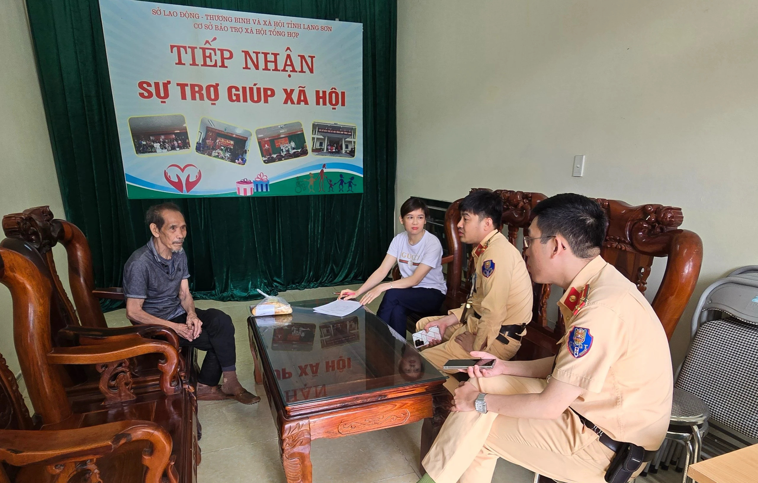 CSGT Lạng Sơn xuy&ecirc;n đ&ecirc;m t&igrave;m người th&acirc;n cho cụ &ocirc;ng đi lạc, nằm giữa QL1A- Ảnh 1.