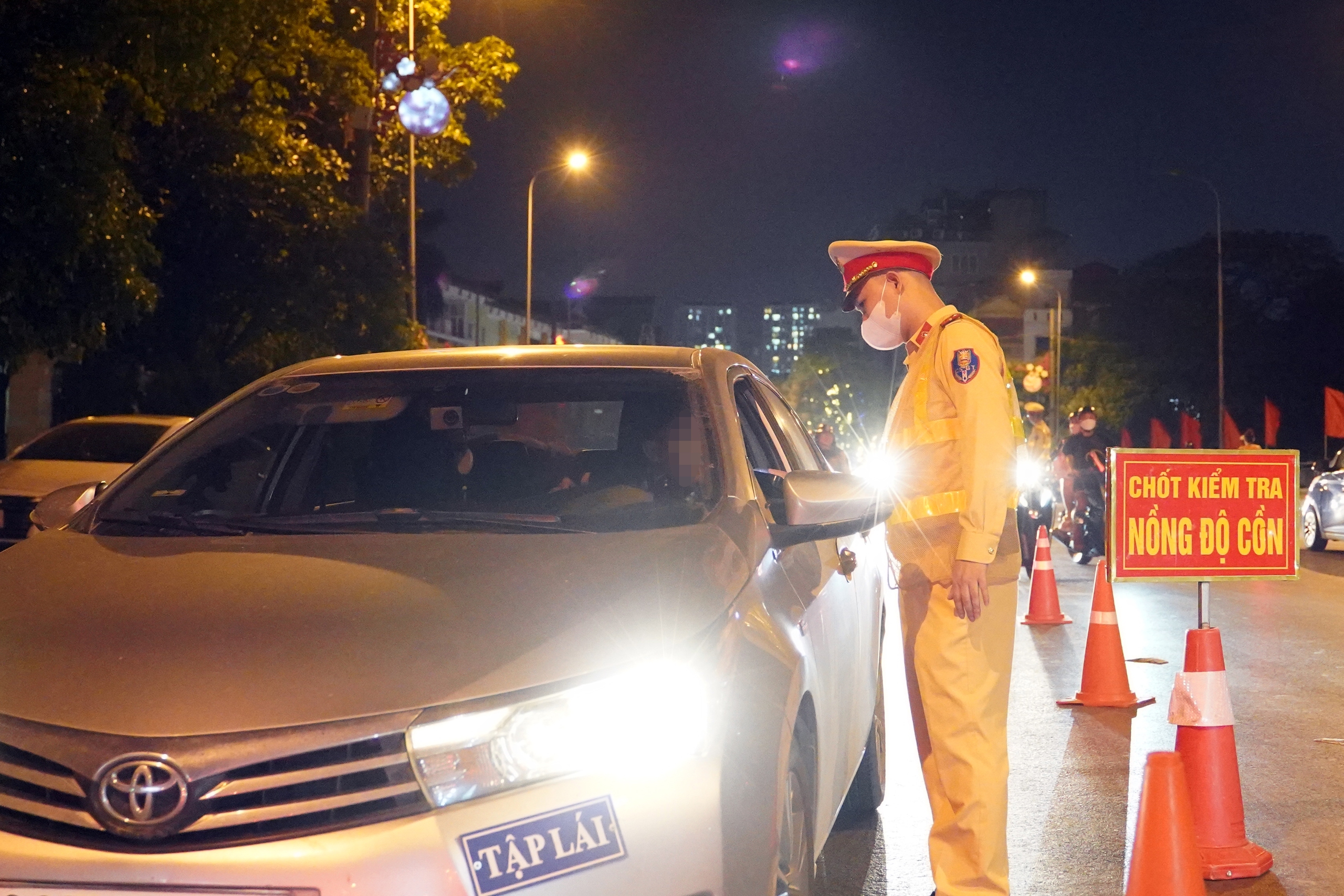 Vi phạm nồng độ cồn, t&agrave;i xế bỏ đi v&igrave; "mức phạt bằng gi&aacute; b&aacute;n xe"- Ảnh 1.