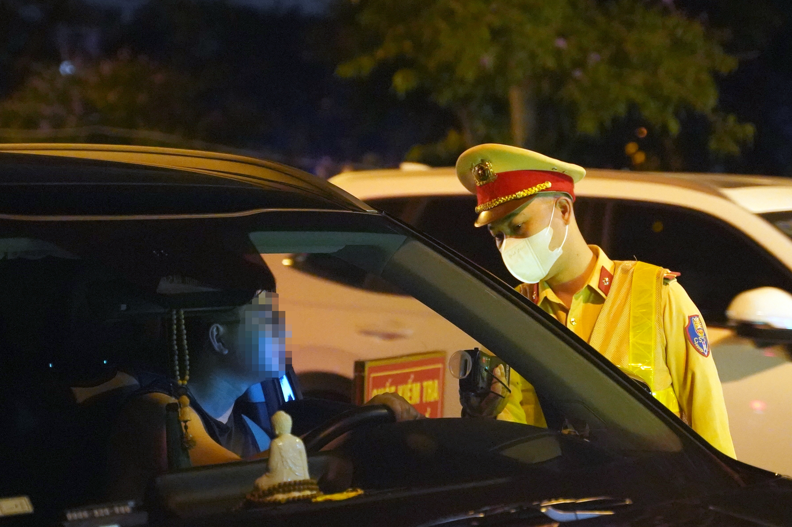 Vi phạm nồng độ cồn, t&agrave;i xế bỏ đi v&igrave; "mức phạt bằng gi&aacute; b&aacute;n xe"- Ảnh 2.