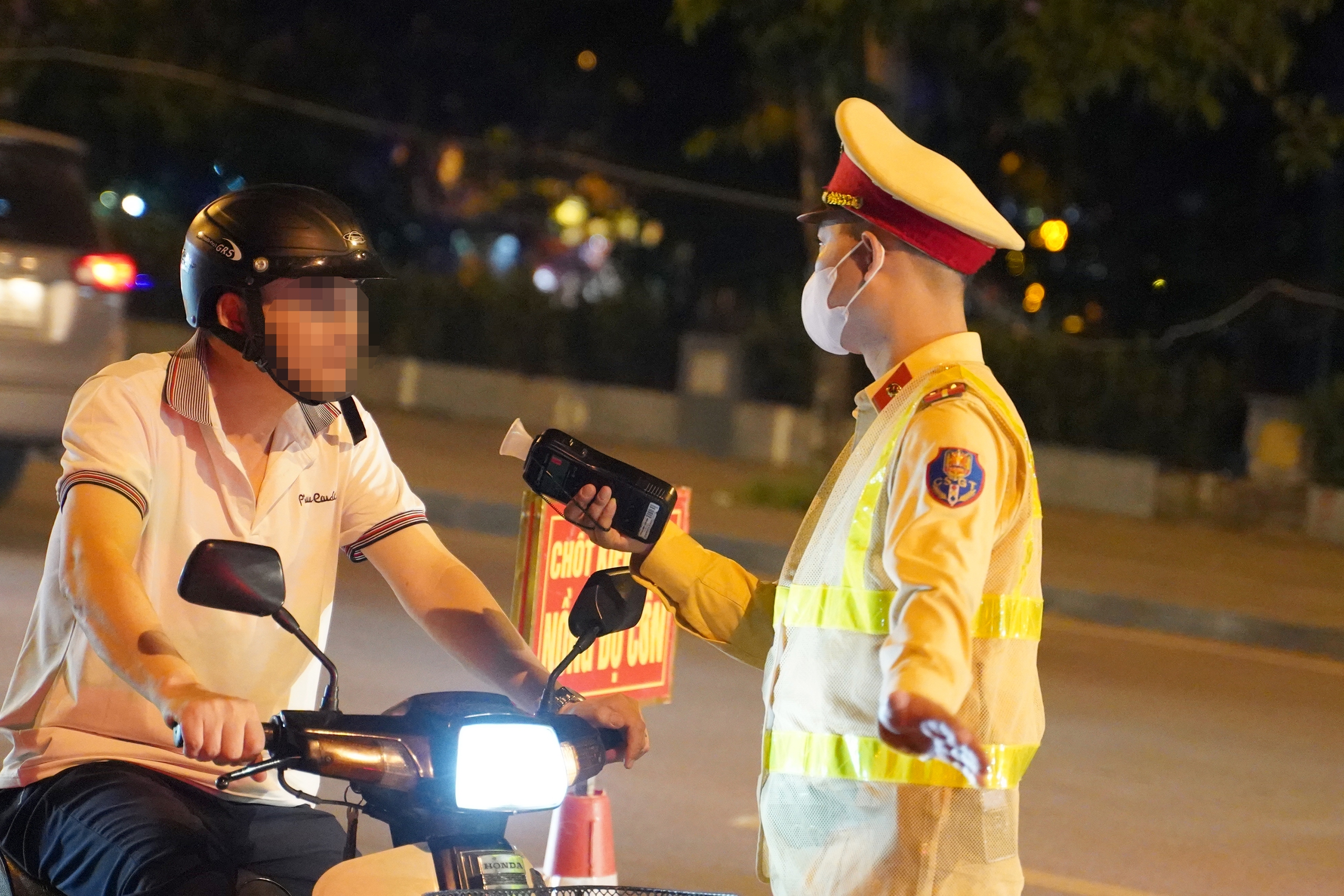 Vi phạm nồng độ cồn, t&agrave;i xế bỏ đi v&igrave; "mức phạt bằng gi&aacute; b&aacute;n xe"- Ảnh 3.