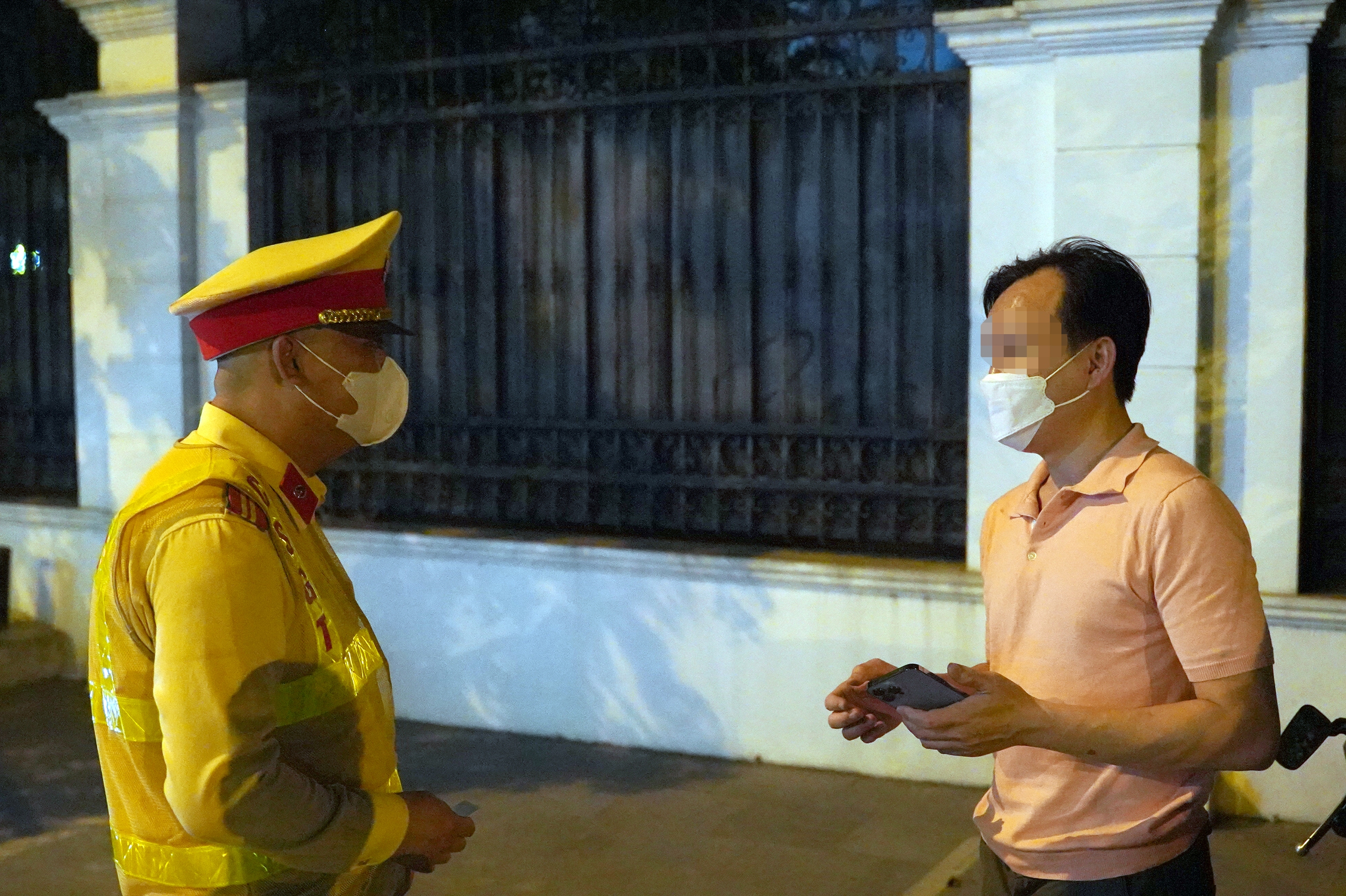 Vi phạm nồng độ cồn, t&agrave;i xế bỏ đi v&igrave; "mức phạt bằng gi&aacute; b&aacute;n xe"- Ảnh 5.