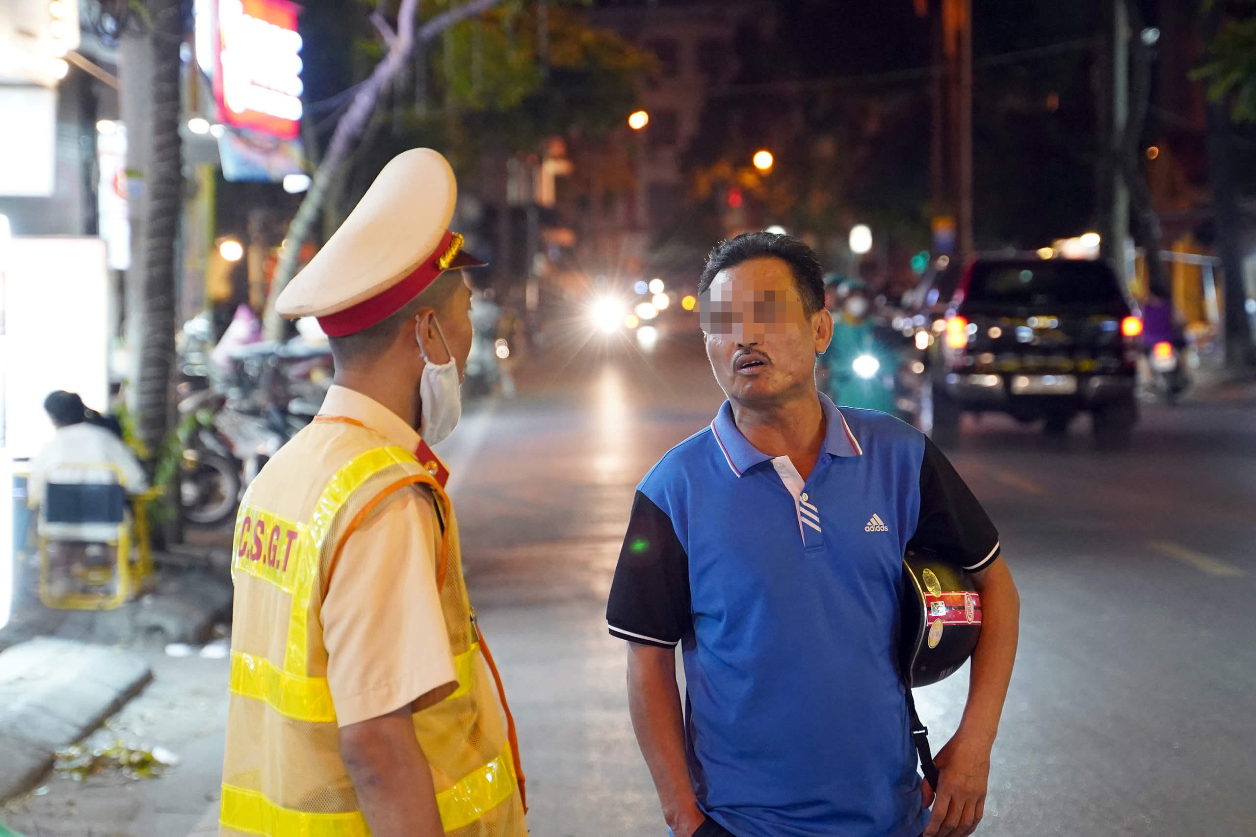 Vi phạm nồng độ cồn, t&agrave;i xế bỏ đi v&igrave; "mức phạt bằng gi&aacute; b&aacute;n xe"- Ảnh 7.