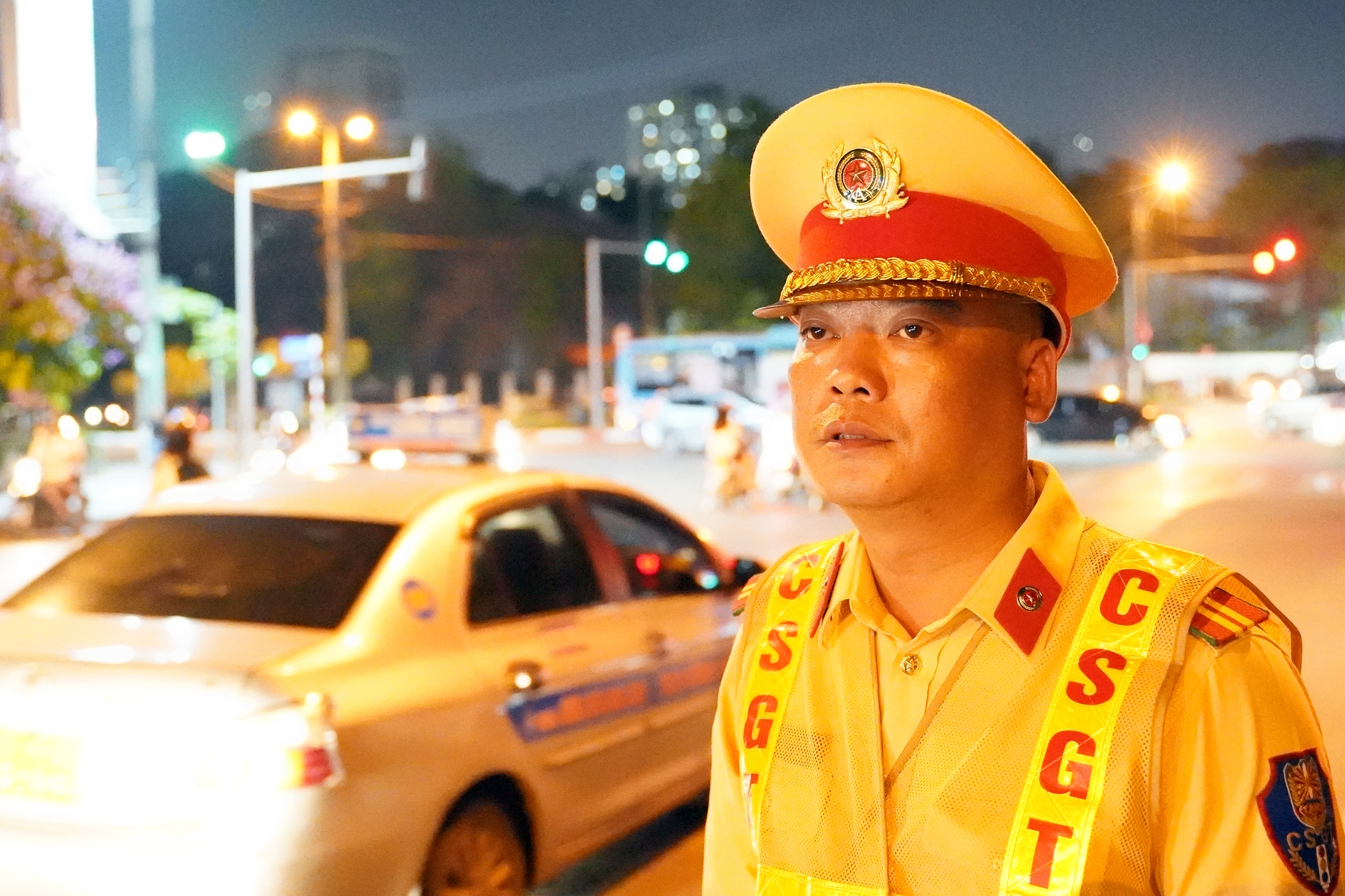 Vi phạm nồng độ cồn, t&agrave;i xế bỏ đi v&igrave; "mức phạt bằng gi&aacute; b&aacute;n xe"- Ảnh 9.