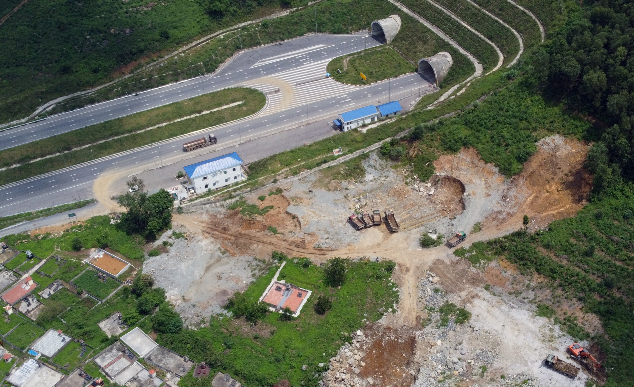 Nhiều xe chở đất phá hàng rào để vào cao tốc Mai Sơn - Quốc lộ 45- Ảnh 1. Nhiều xe chở đất phá hàng rào để vào cao tốc Mai Sơn - Quốc lộ 45- Ảnh 1.