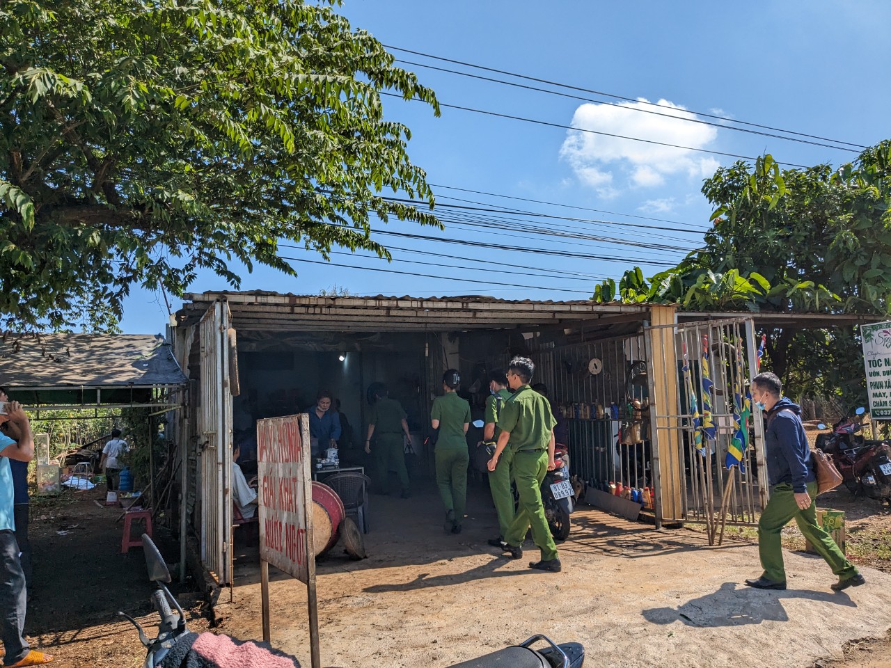 Chỉ huy qu&acirc;n sự x&atilde; tử vong trong tư thế treo cổ- Ảnh 1.