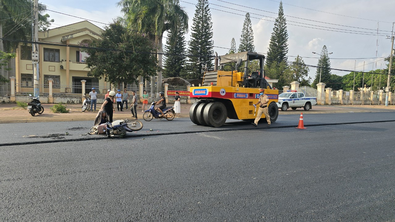 B&agrave; l&aacute;i xe t&ocirc;ng v&agrave;o xe lu đang thi c&ocirc;ng, ch&aacute;u tử vong- Ảnh 1.