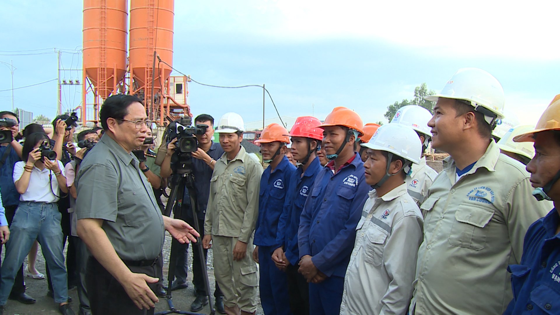 Thủ tướng y&ecirc;u cầu sớm gỡ kh&oacute; mặt bằng, vật liệu cho cao tốc trục ngang miền T&acirc;y- Ảnh 3.
