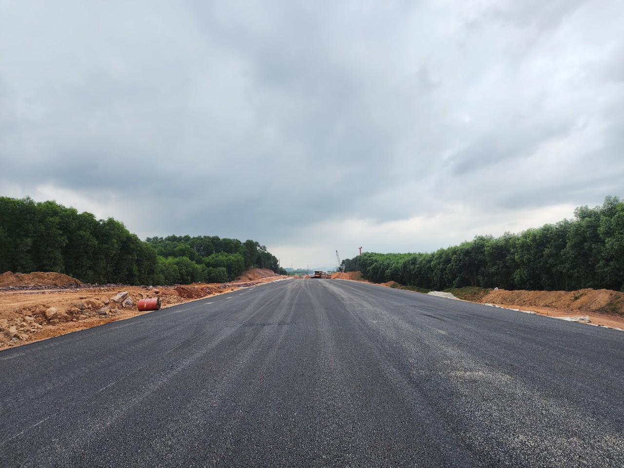 Thảm gần 2km b&ecirc; t&ocirc;ng nhựa đầu ti&ecirc;n tr&ecirc;n tuyến cao tốc Bắc - Nam qua H&agrave; Tĩnh- Ảnh 1.