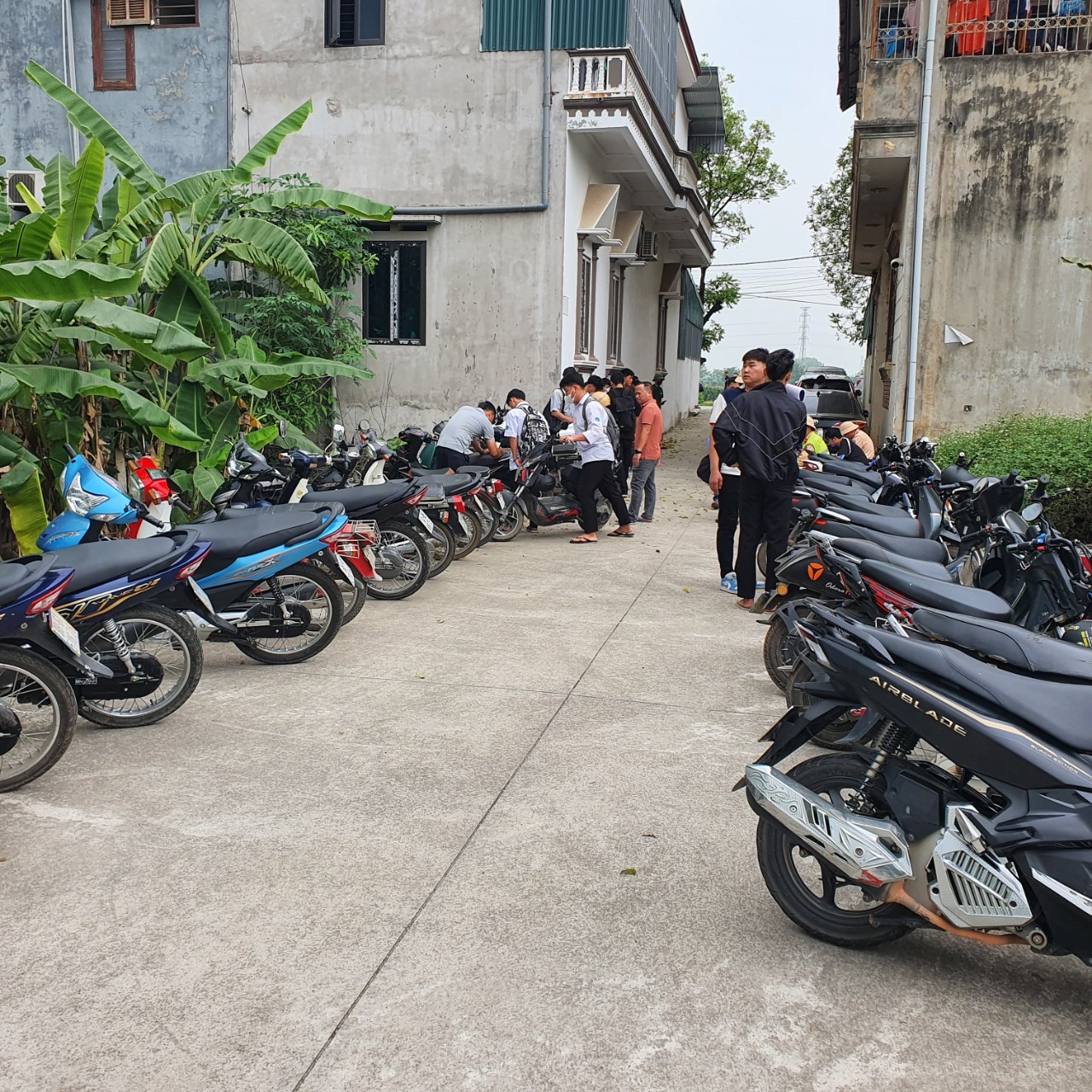 Học sinh ngơ ng&aacute;c khi bị CSGT Vĩnh Ph&uacute;c mặc thường phục xử l&yacute; vi phạm- Ảnh 5.