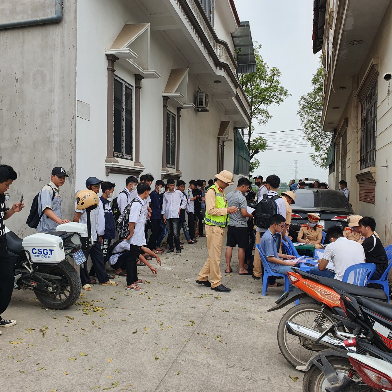 Học sinh ngơ ng&aacute;c khi bị CSGT Vĩnh Ph&uacute;c mặc thường phục xử l&yacute; vi phạm- Ảnh 3.