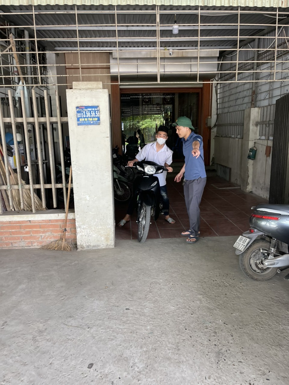 Học sinh ngơ ng&aacute;c khi bị CSGT Vĩnh Ph&uacute;c mặc thường phục xử l&yacute; vi phạm- Ảnh 2.