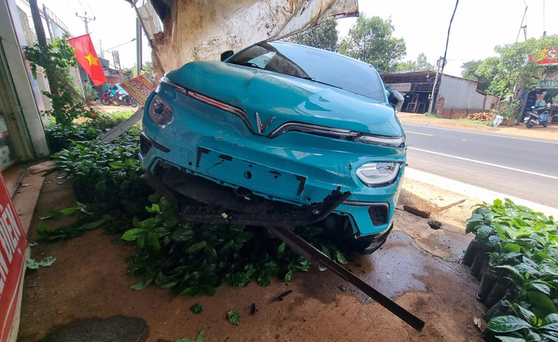 Rất may vụ tai nạn kh&ocirc;ng g&acirc;y thiệt hại về người - Ảnh: K.P.