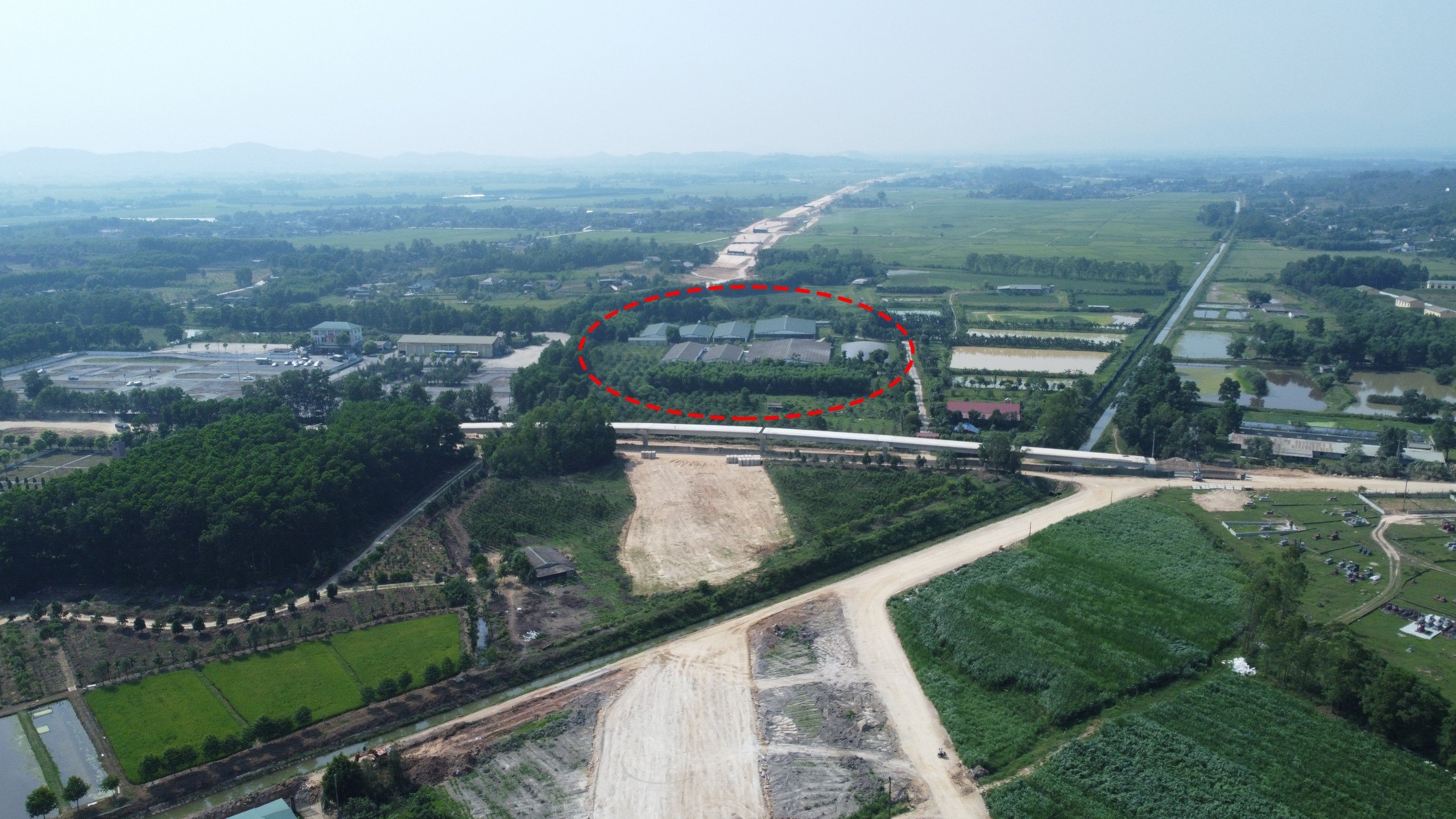 Thảm gần 2km b&ecirc; t&ocirc;ng nhựa đầu ti&ecirc;n tr&ecirc;n tuyến cao tốc Bắc - Nam qua H&agrave; Tĩnh- Ảnh 3.