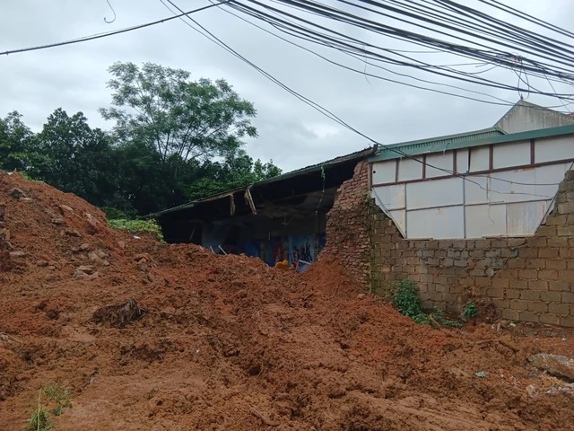 Hiện trường vụ sập tường khu vui chơi khiến 3 ch&aacute;u b&eacute; tử vong ở H&agrave; Nội- Ảnh 8.