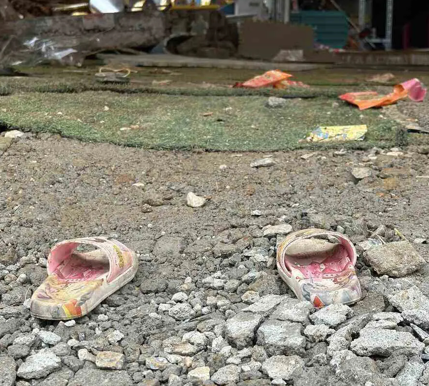 Vụ sập tường khu vui chơi khiến 3 trẻ tử vong: &Aacute;m ảnh đ&ocirc;i d&eacute;p tại hiện trường- Ảnh 3.