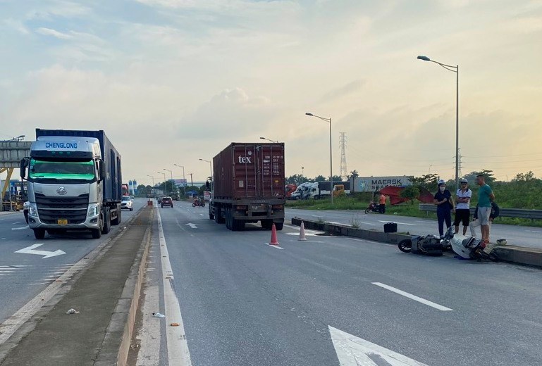 T&igrave;m nh&acirc;n chứng vụ TNGT giữa 3 phương tiện khiến 1 người bị thương ở Hải Ph&ograve;ng

- Ảnh 1.