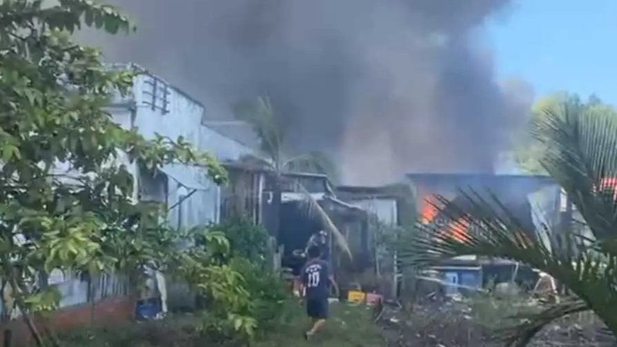 Ch&aacute;y lớn thi&ecirc;u rụi 2 căn nh&agrave; ở C&agrave; Mau- Ảnh 1.