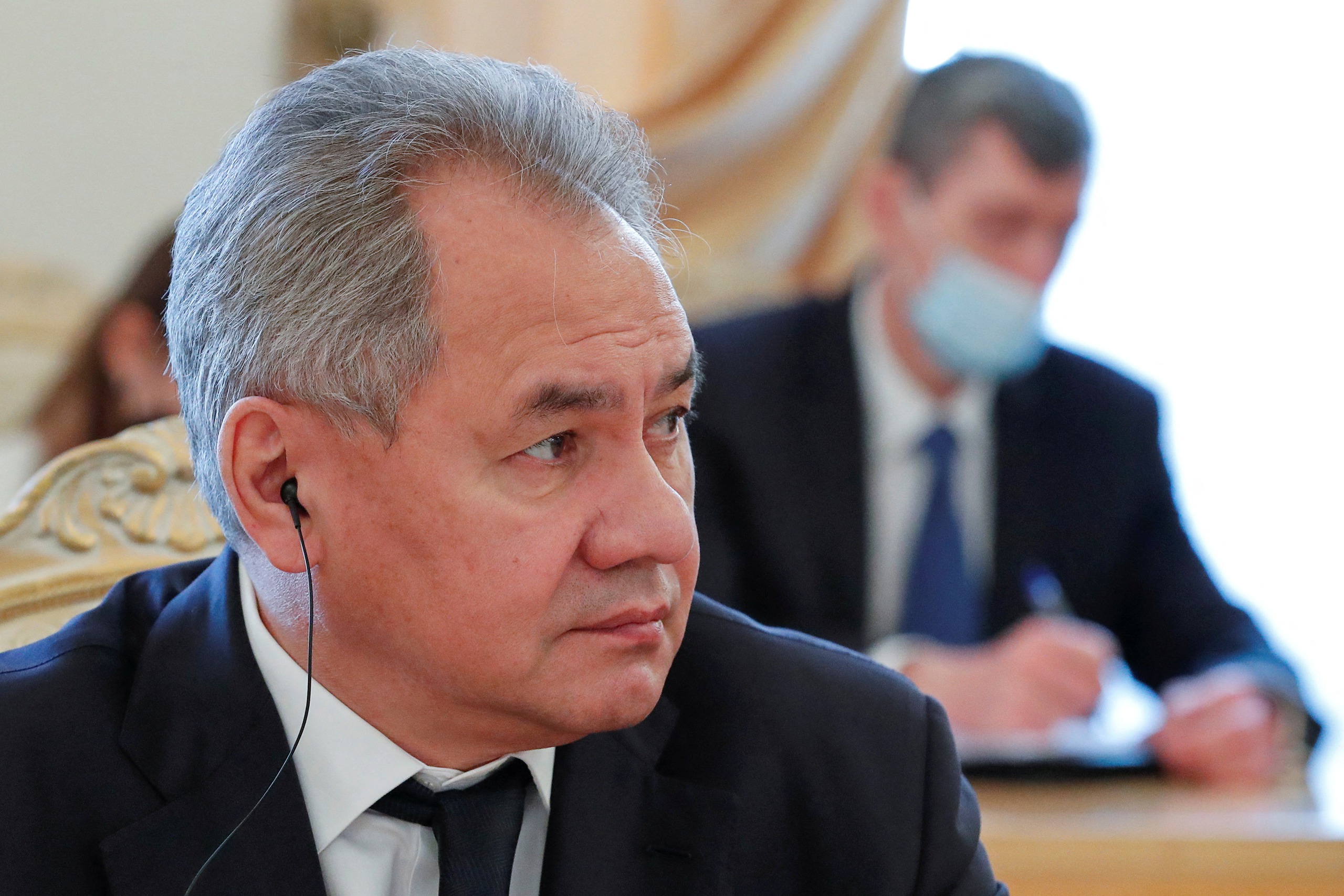 Ngay sau khi xung đột tại Ukraine b&ugrave;ng nổ v&agrave;o năm 2022, Bộ trưởng Shoigu c&ugrave;ng nhiều l&atilde;nh đạo Nga như Bộ trưởng Ngoại giao Sergei Lavrov v&agrave; Tổng Tham mưu trưởng c&aacute;c lực lượng vũ trang Valery Gerasimov đ&atilde; bị phương T&acirc;y trừng phạt c&aacute; nh&acirc;n.