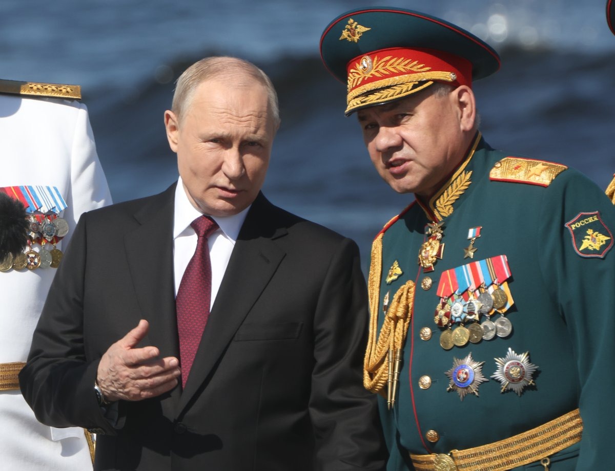 Ngay khi bổ nhiệm &ocirc;ng Shoigu, Tổng thống Putin tuy&ecirc;n bố người l&atilde;nh đạo tương lai của một trong những bộ ng&agrave;nh quan trọng nhất đất nước phải l&agrave; người c&oacute; thể ph&aacute;t huy những th&agrave;nh t&iacute;ch qu&acirc;n đội đạt được trong những năm gần đ&acirc;y, tạo điều kiện cho lực lượng vũ trang ph&aacute;t triển năng động, đ&aacute;p ứng c&aacute;c y&ecirc;u cầu quốc ph&ograve;ng an ninh.