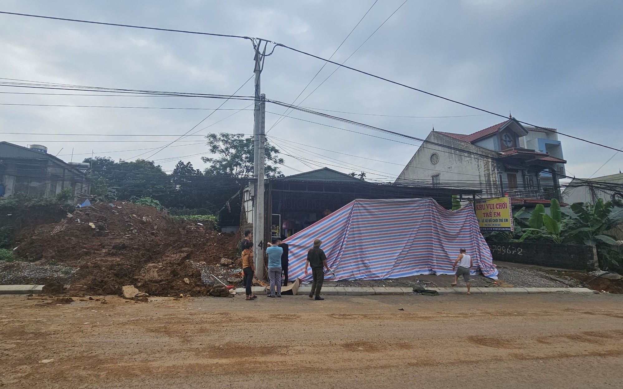 Vụ sập tường khiến 3 ch&aacute;u b&eacute; tử vong ở H&agrave; Nội: Nghẹn ng&agrave;o k&yacute; ức cuối về con g&aacute;i