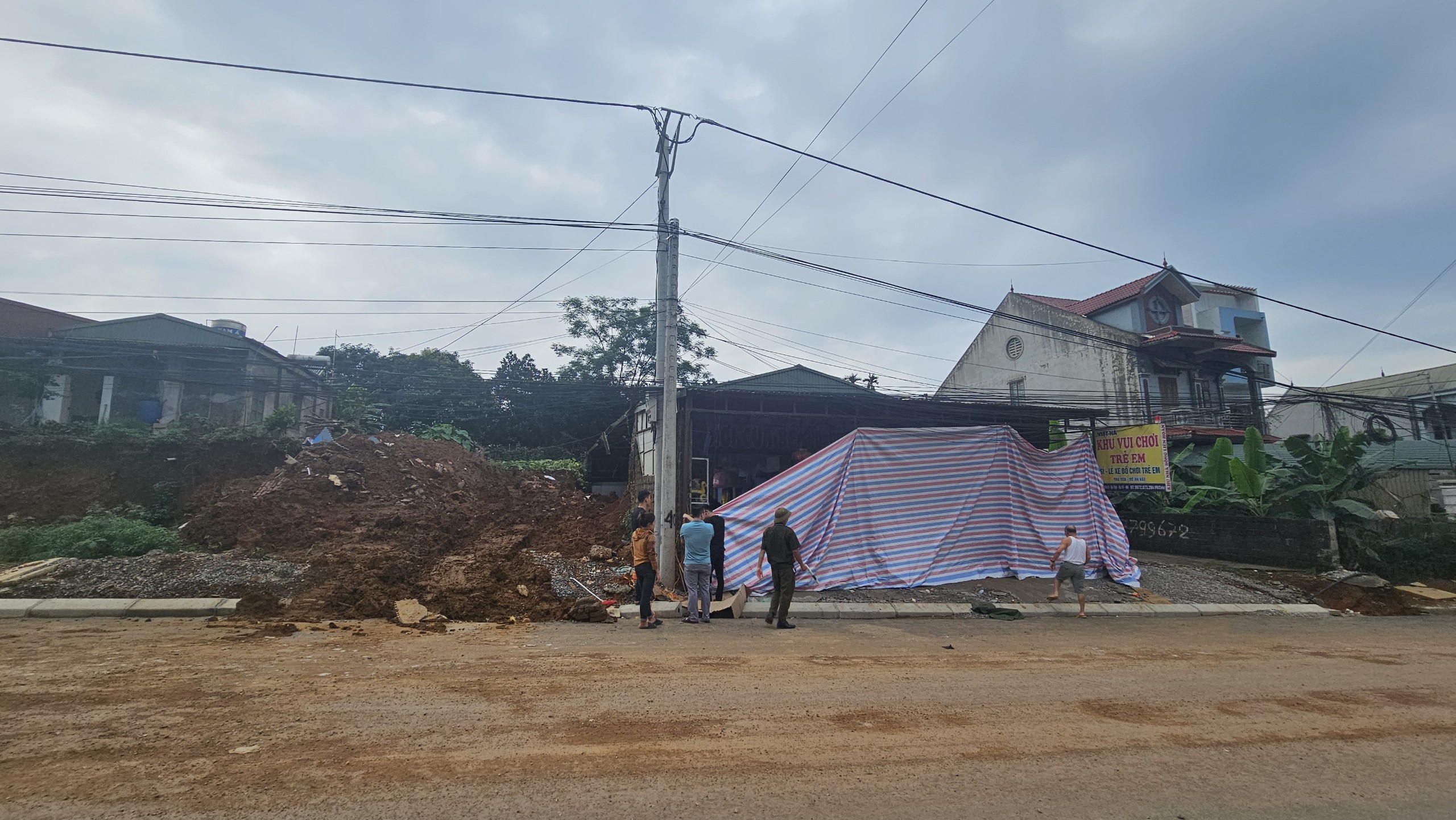 Vụ sập tường khu vui chơi khiến 3 trẻ tử vong: &Aacute;m ảnh đ&ocirc;i d&eacute;p tại hiện trường- Ảnh 4.