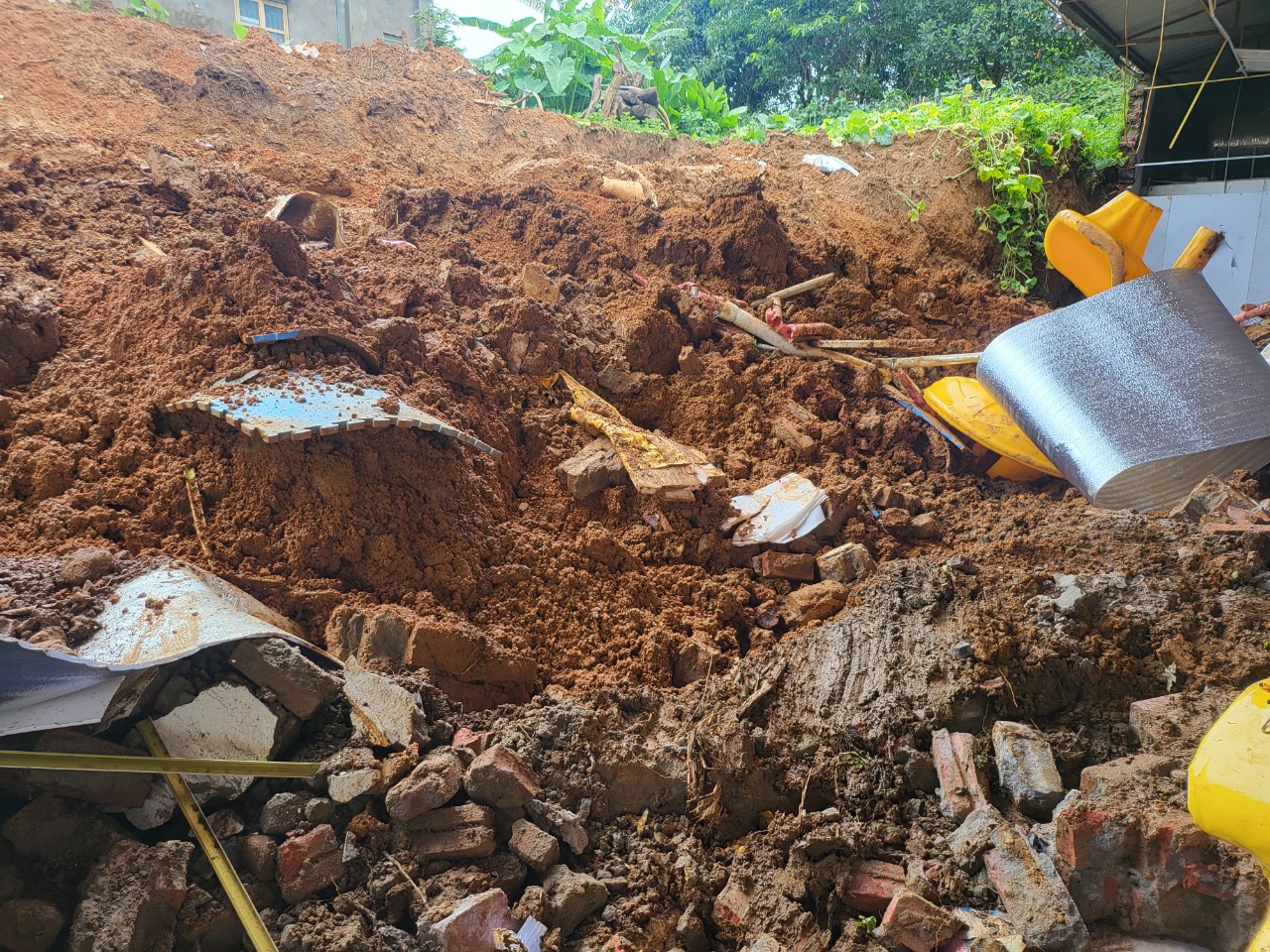 Hiện trường vụ sập tường khu vui chơi khiến 3 ch&aacute;u b&eacute; tử vong ở H&agrave; Nội- Ảnh 10.