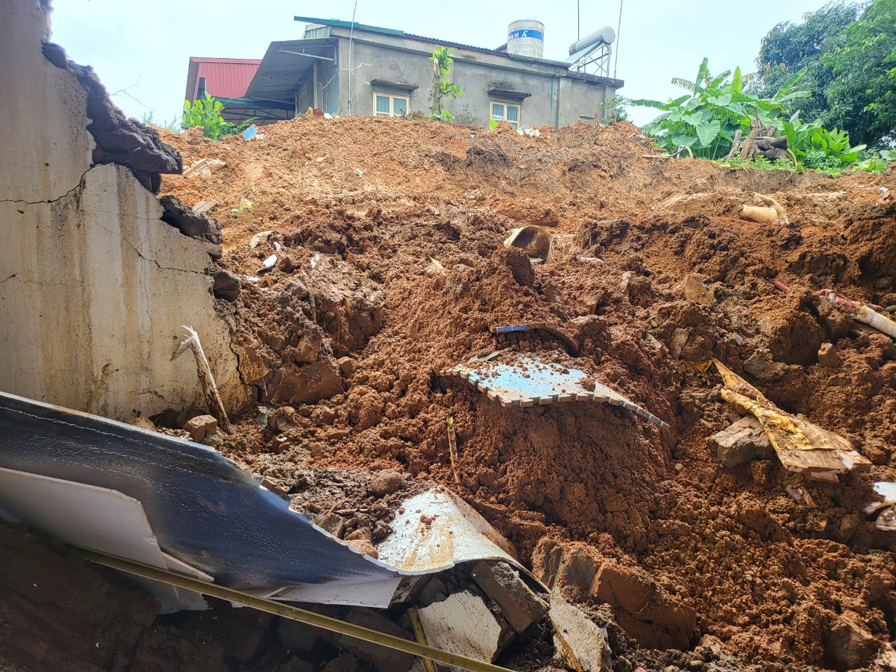 Hiện trường vụ sập tường khu vui chơi khiến 3 ch&aacute;u b&eacute; tử vong ở H&agrave; Nội- Ảnh 5.