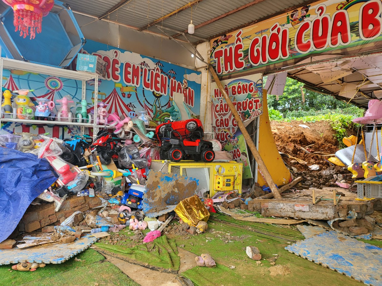 Hiện trường vụ sập tường khu vui chơi khiến 3 ch&aacute;u b&eacute; tử vong ở H&agrave; Nội- Ảnh 3.