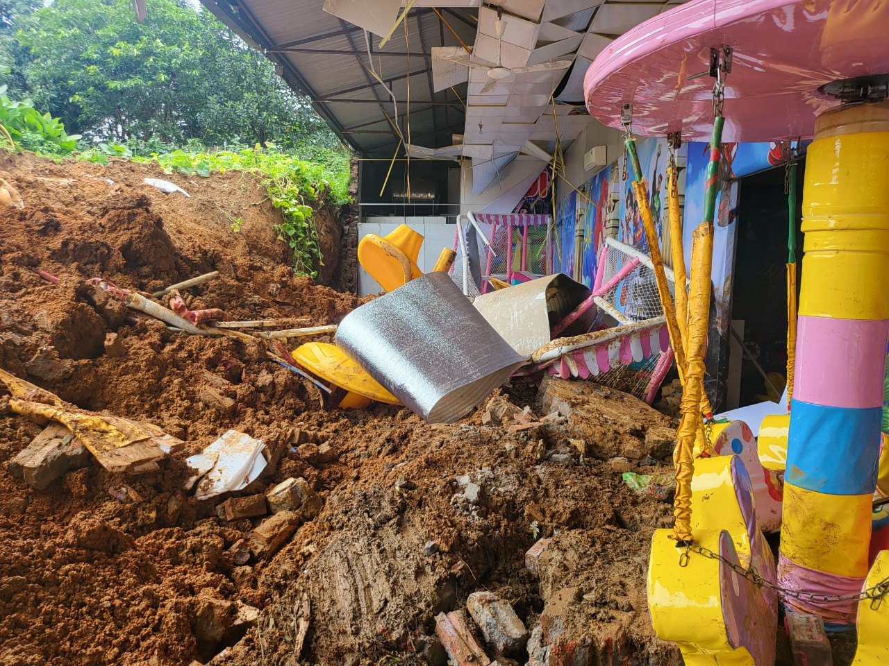 Hiện trường vụ sập tường khu vui chơi khiến 3 ch&aacute;u b&eacute; tử vong ở H&agrave; Nội- Ảnh 7.
