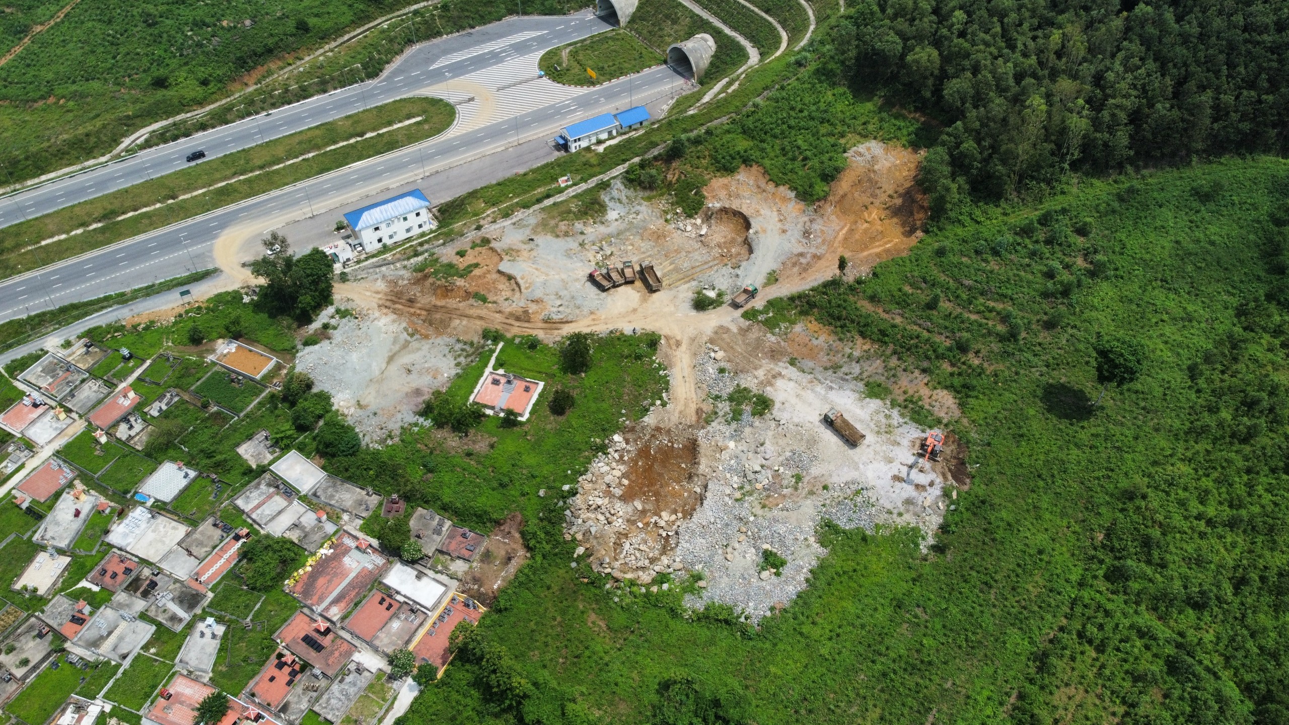 Vụ xe tải "x&eacute; r&agrave;o" v&agrave;o cao tốc: Sẽ xử l&yacute; tr&aacute;ch nhiệm l&atilde;nh đạo cấp x&atilde;- Ảnh 1.