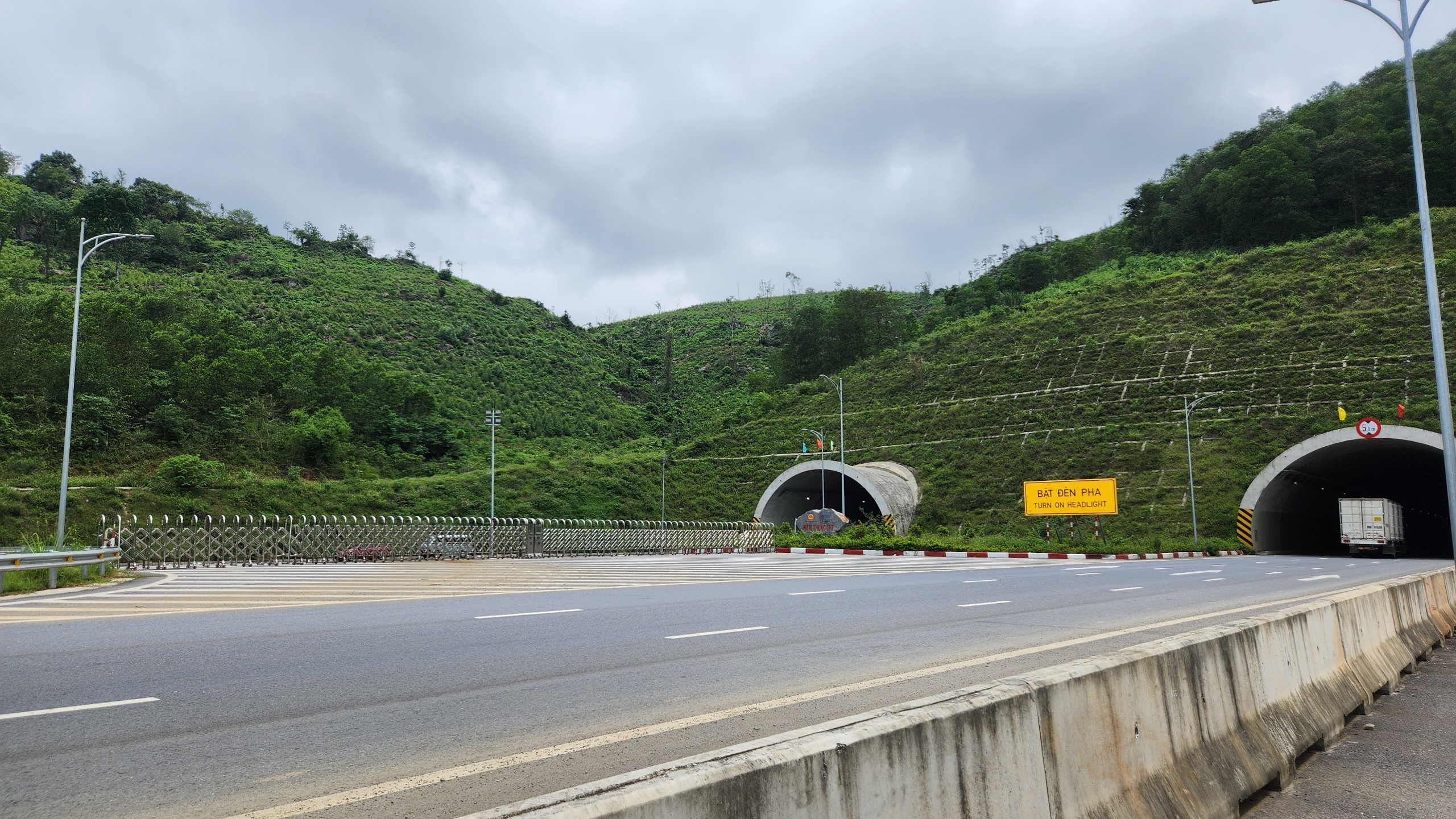 C&ocirc;ng an x&aacute;c minh việc nhiều xe chở đất ph&aacute; r&agrave;o v&agrave;o cao tốc Mai Sơn - Quốc lộ 45- Ảnh 4.