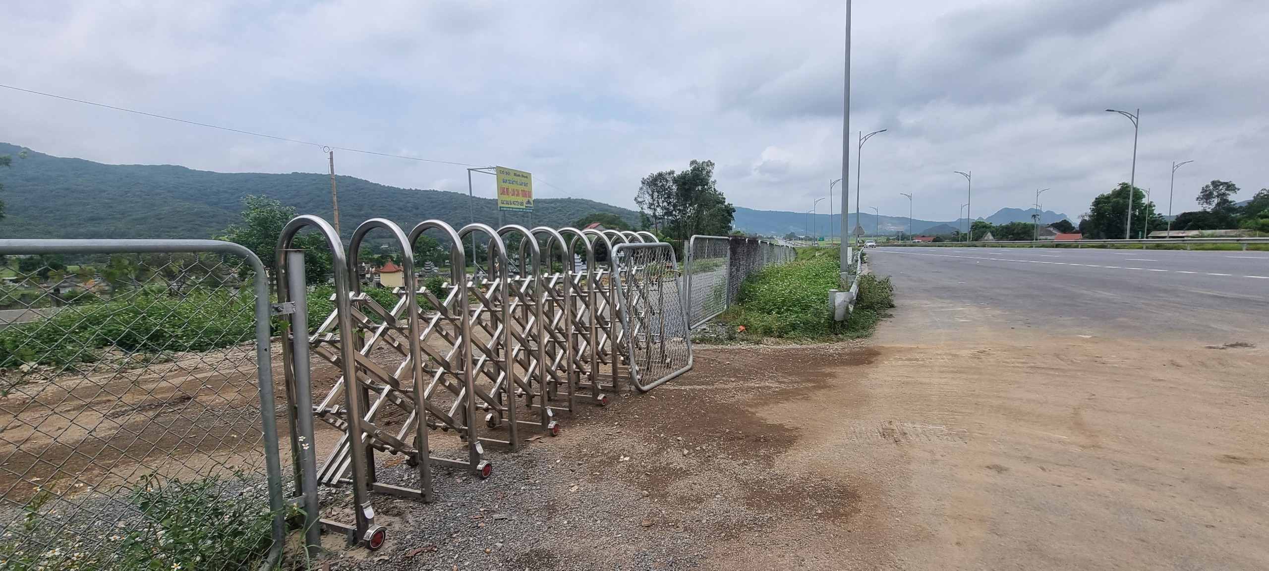 C&ocirc;ng an x&aacute;c minh việc nhiều xe chở đất ph&aacute; r&agrave;o v&agrave;o cao tốc Mai Sơn - Quốc lộ 45- Ảnh 5.
