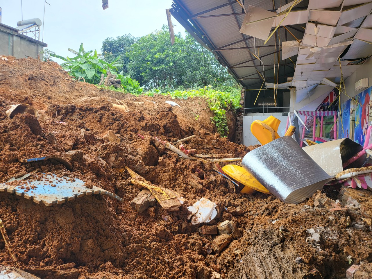 Hiện trường vụ sập tường khu vui chơi khiến 3 ch&aacute;u b&eacute; tử vong ở H&agrave; Nội- Ảnh 4.