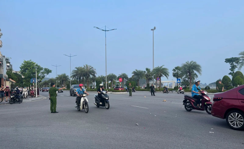 Lực lượng chức năng TP Hạ Long kịp thời c&oacute; mặt tại hiện trường để điều tiết giao th&ocirc;ng, xử l&yacute; vụ tai nạn.
