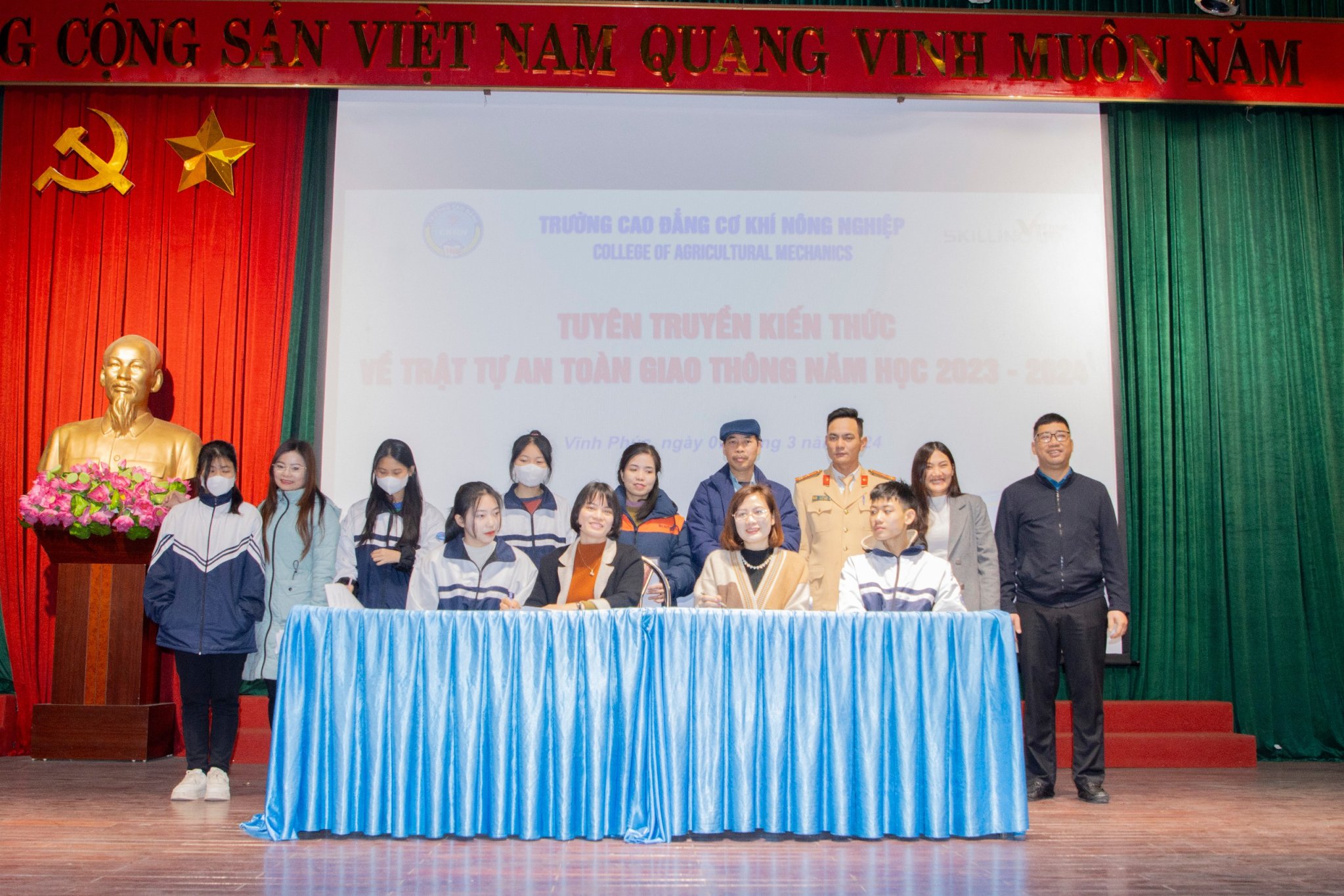 Học sinh ngơ ng&aacute;c khi bị CSGT Vĩnh Ph&uacute;c mặc thường phục xử l&yacute; vi phạm- Ảnh 4.