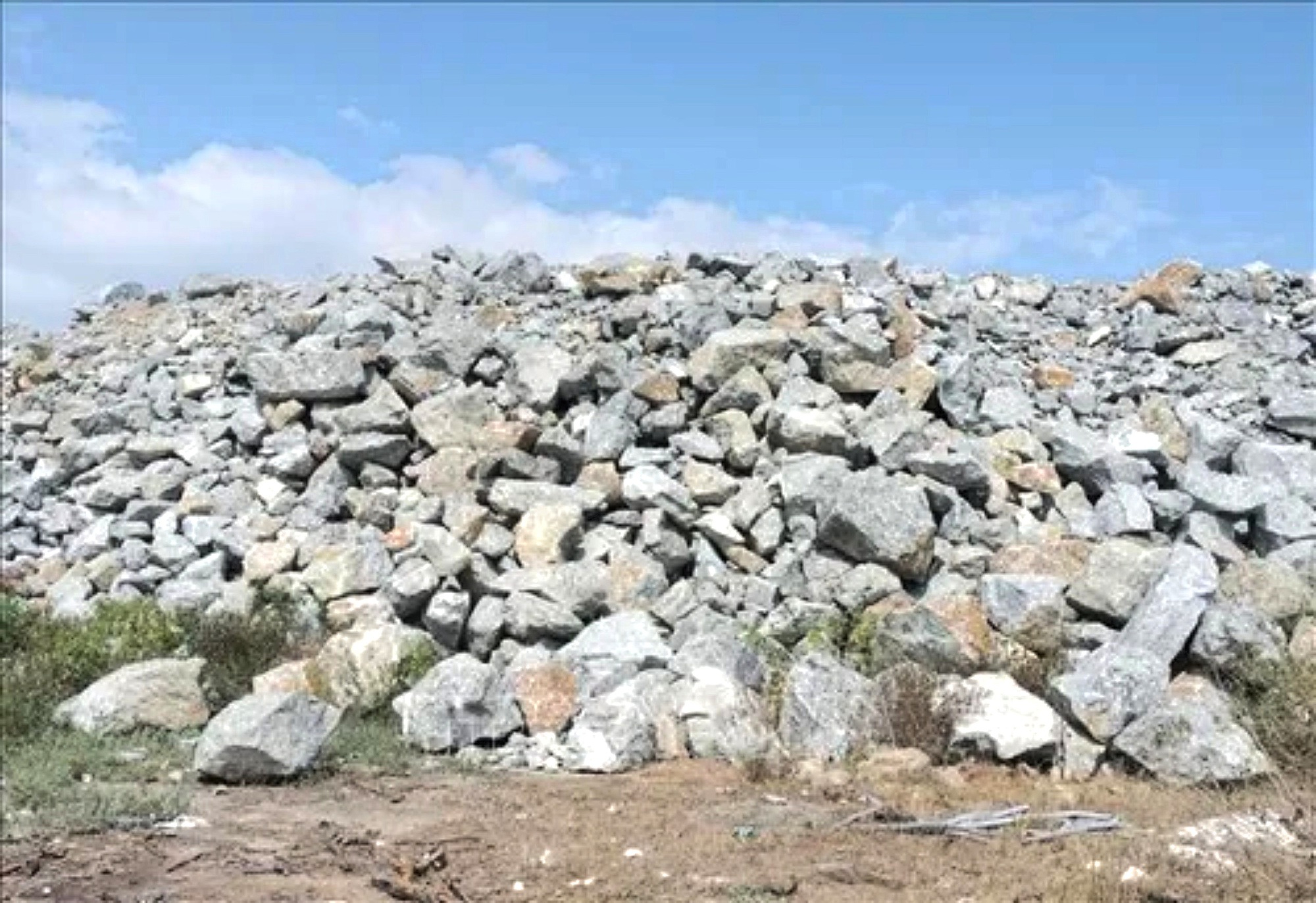 Vụ ch&igrave;m t&agrave;u Quảng Ng&atilde;i: Ph&aacute;t hiện gần 170.000m3 đ&aacute; kh&ocirc;ng nguồn gốc tập kết chờ vận chuyển- Ảnh 1.