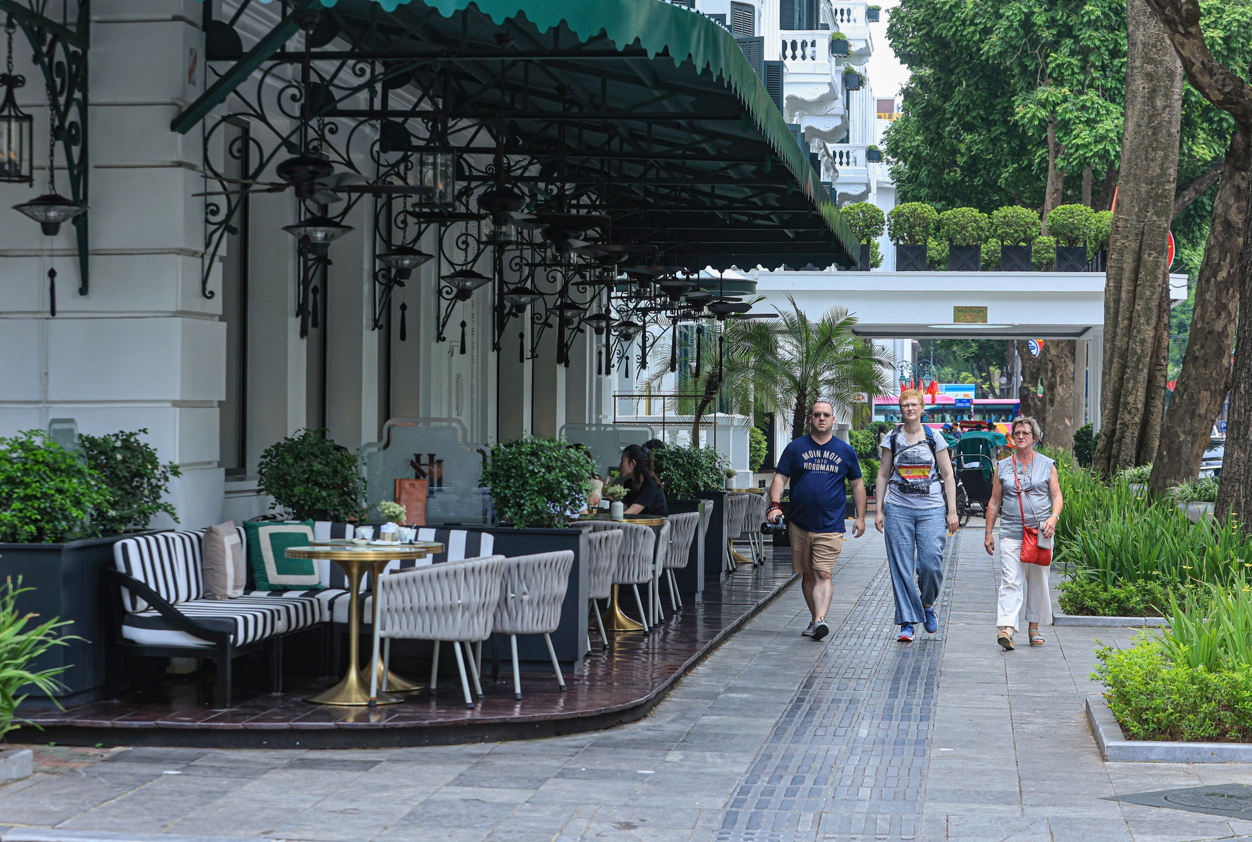 Vỉa h&egrave; H&agrave; Nội vẫn bị "chia 5, xẻ 7"- Ảnh 11.