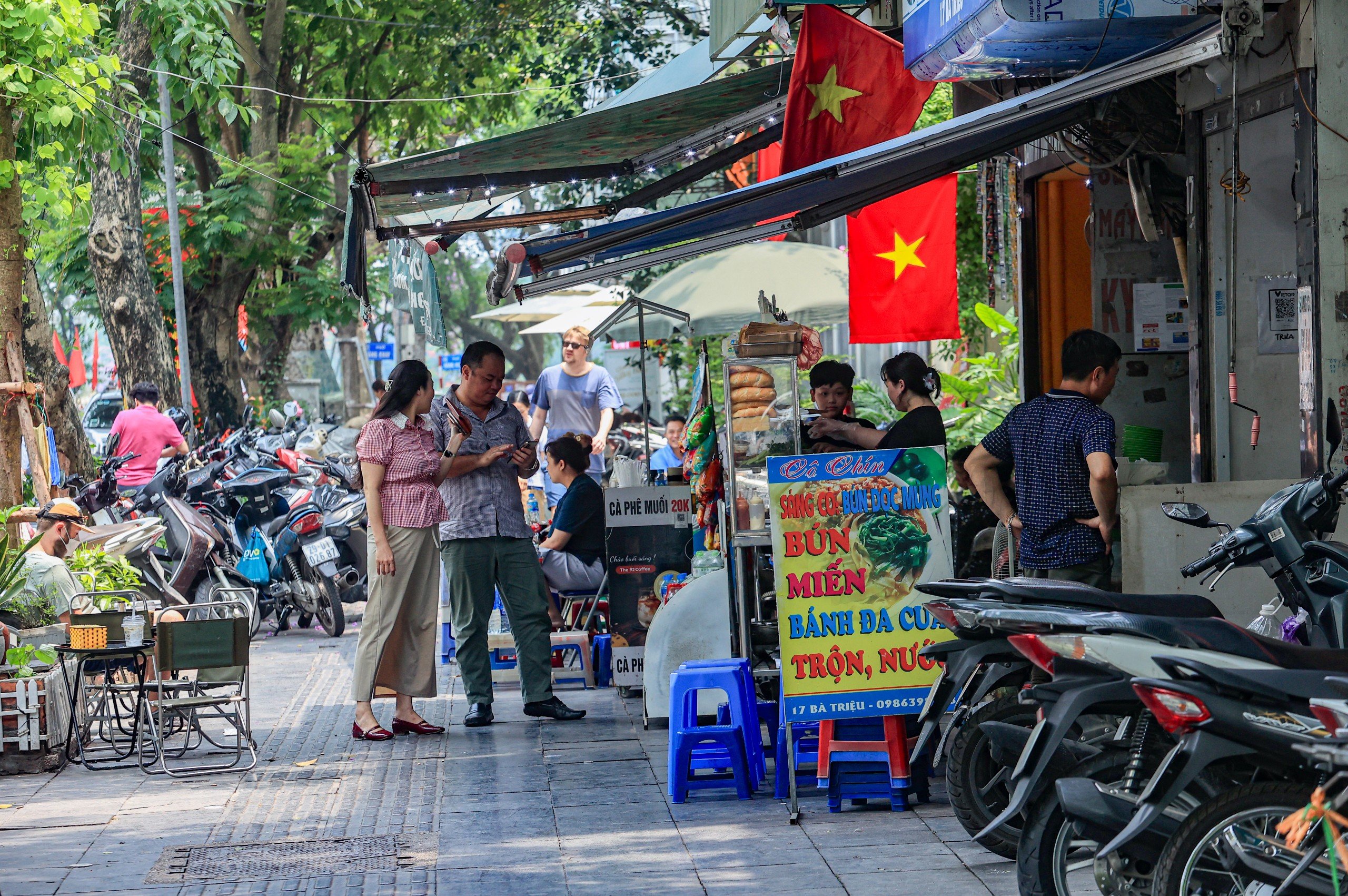 Vỉa h&egrave; H&agrave; Nội vẫn bị "chia 5, xẻ 7"- Ảnh 1.